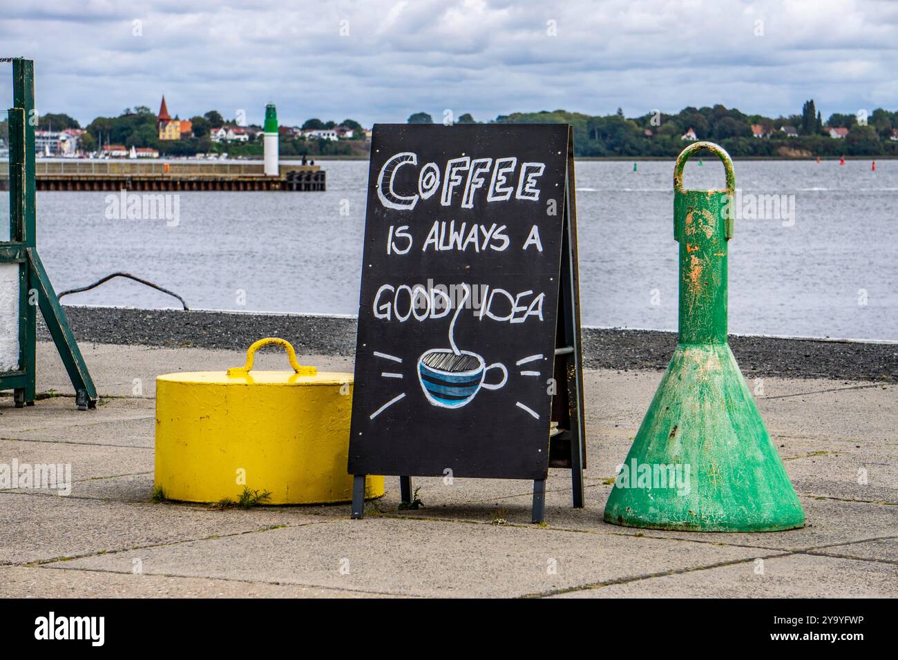 Cartello pubblicitario di un caffè nel porto cittadino di Stralsund, il caffè è sempre una buona idea, Meclemburgo-Vorpommern, Germania Foto Stock