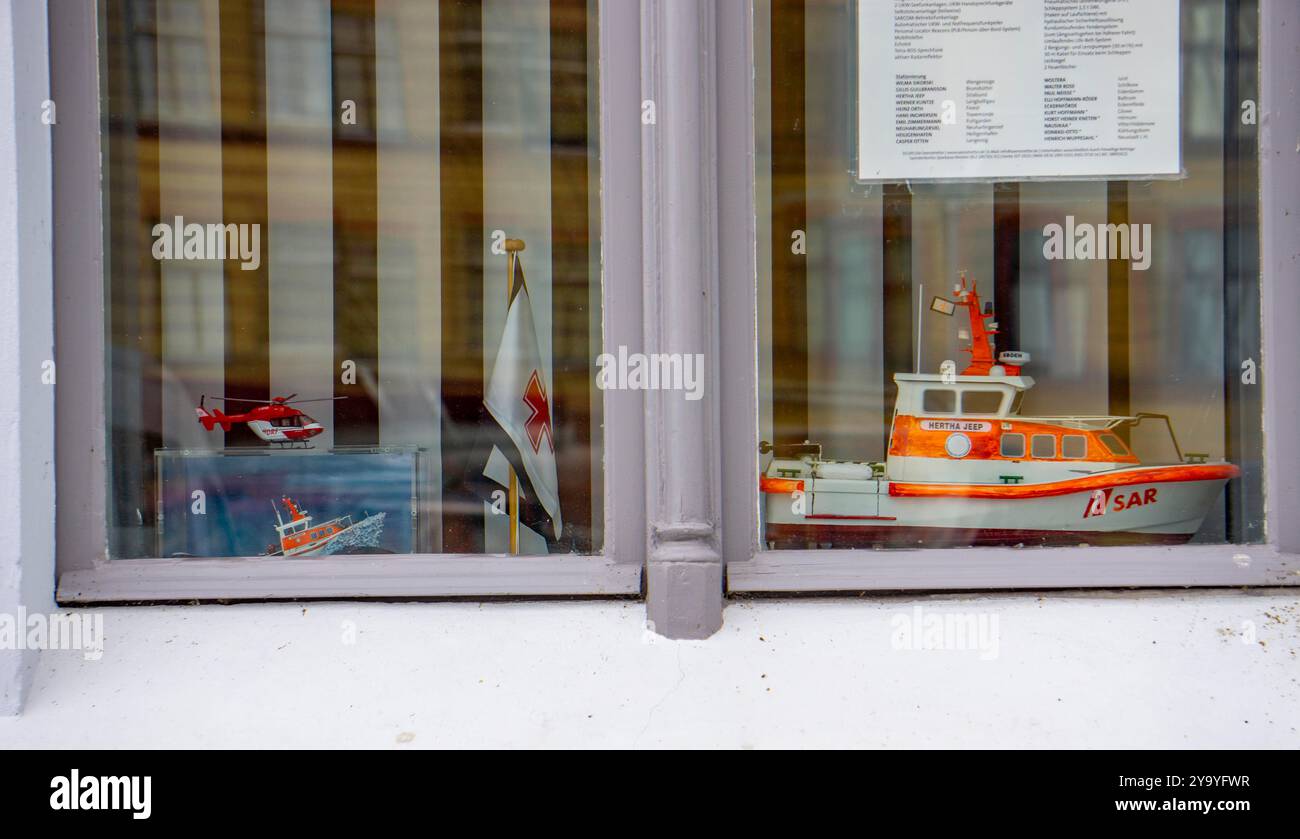 Finestra di un edificio residenziale nel porto cittadino di Stralsund, modello del battello di soccorso Hertha Jeep, il DGzRS, che è di stanza a Stralsund, me Foto Stock