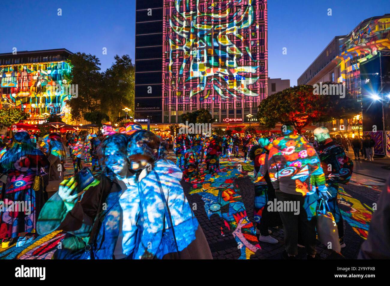 Essen Light Festival, nel centro della città, l'artista berlinese Daniel Margraf illumina la grande piazza del centro Foto Stock