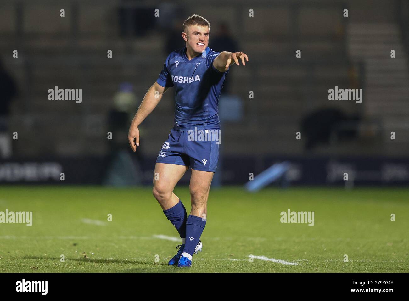 Eccles, Regno Unito. 11 ottobre 2024. Tom Curtis di sale Sharks dà istruzioni ai compagni di squadra durante la partita della Gallagher Premiership sale Sharks vs Newcastle Falcons al Salford Community Stadium, Eccles, Regno Unito, 11 ottobre 2024 (foto di Alfie Cosgrove/News Images) a Eccles, Regno Unito, il 10/11/2024. (Foto di Alfie Cosgrove/News Images/Sipa USA) credito: SIPA USA/Alamy Live News Foto Stock