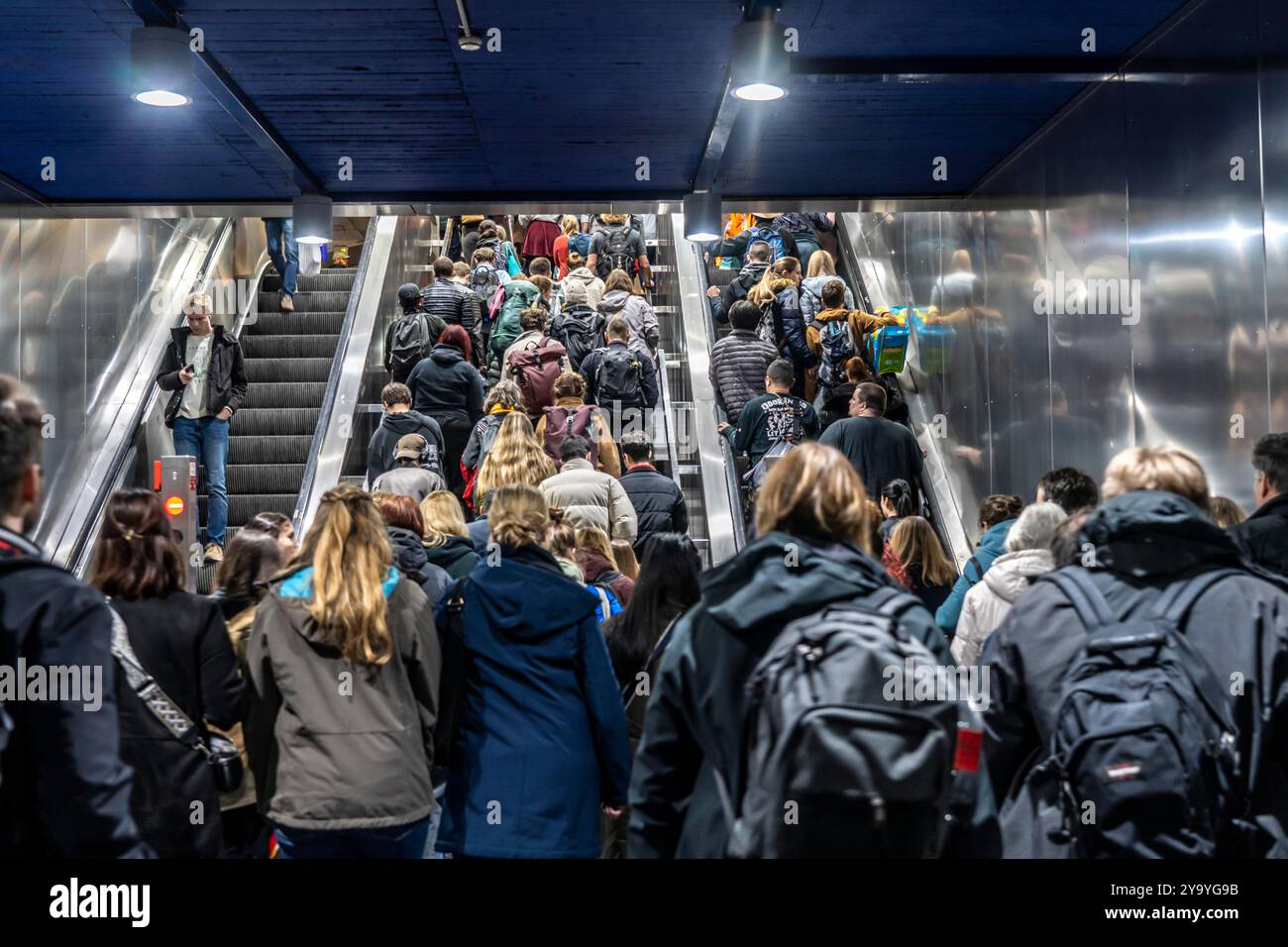 Trasporti pubblici, metropolitana, uscita della stazione centrale, molte persone che escono dalla stazione della metropolitana durante l'ora di punta nel pomeriggio, sopra le scale e. Foto Stock