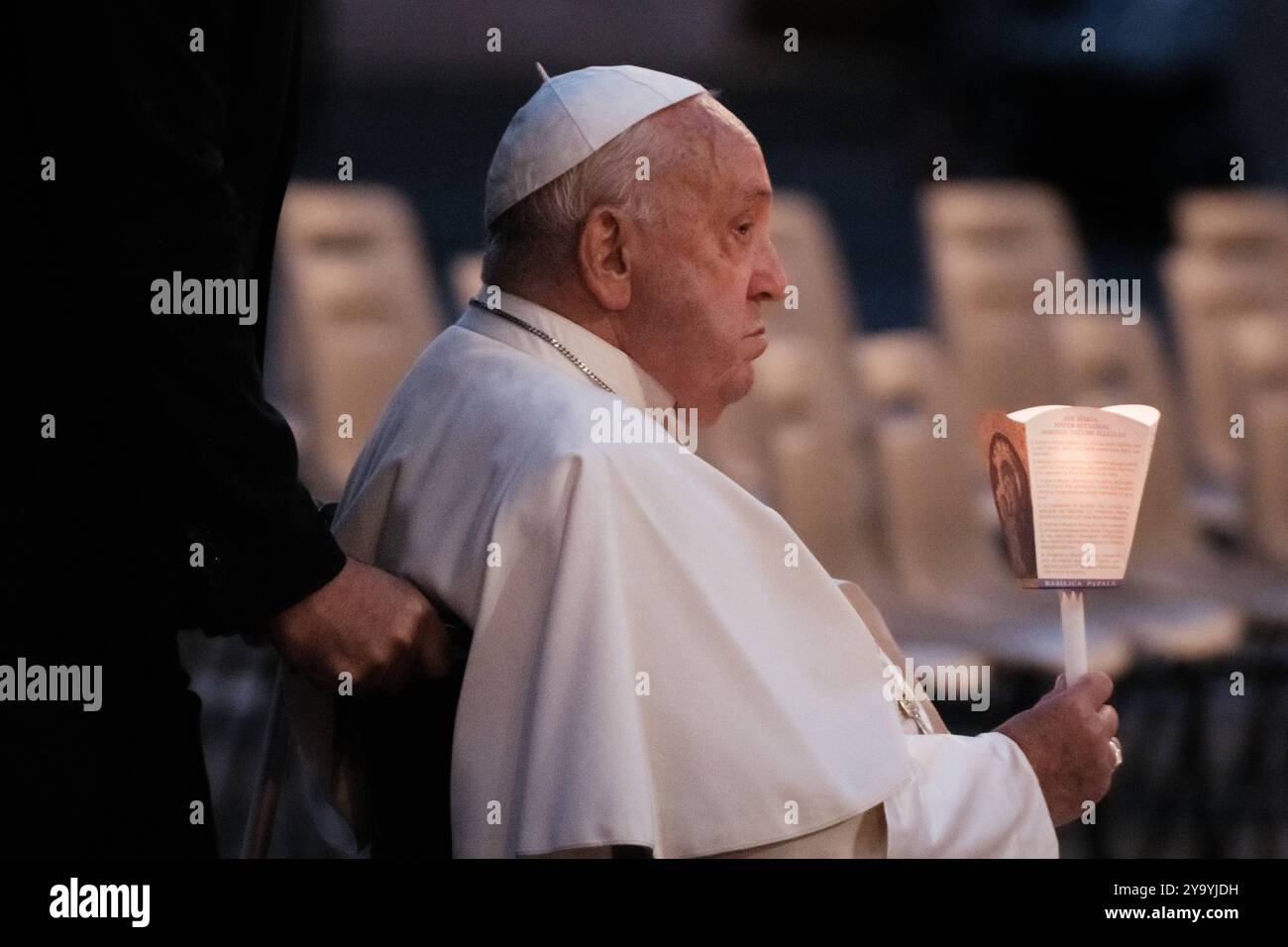 Vaticano, veglia ecumenica di preghiera con Papa Francesco. Durante la preghiera ecumenica tutte le confessioni cristiane pregano insieme per raggiungere la piena unità l'11 ottobre 2024 nella città del Vaticano. Copyright: XAndreaxCalandrax Foto Stock