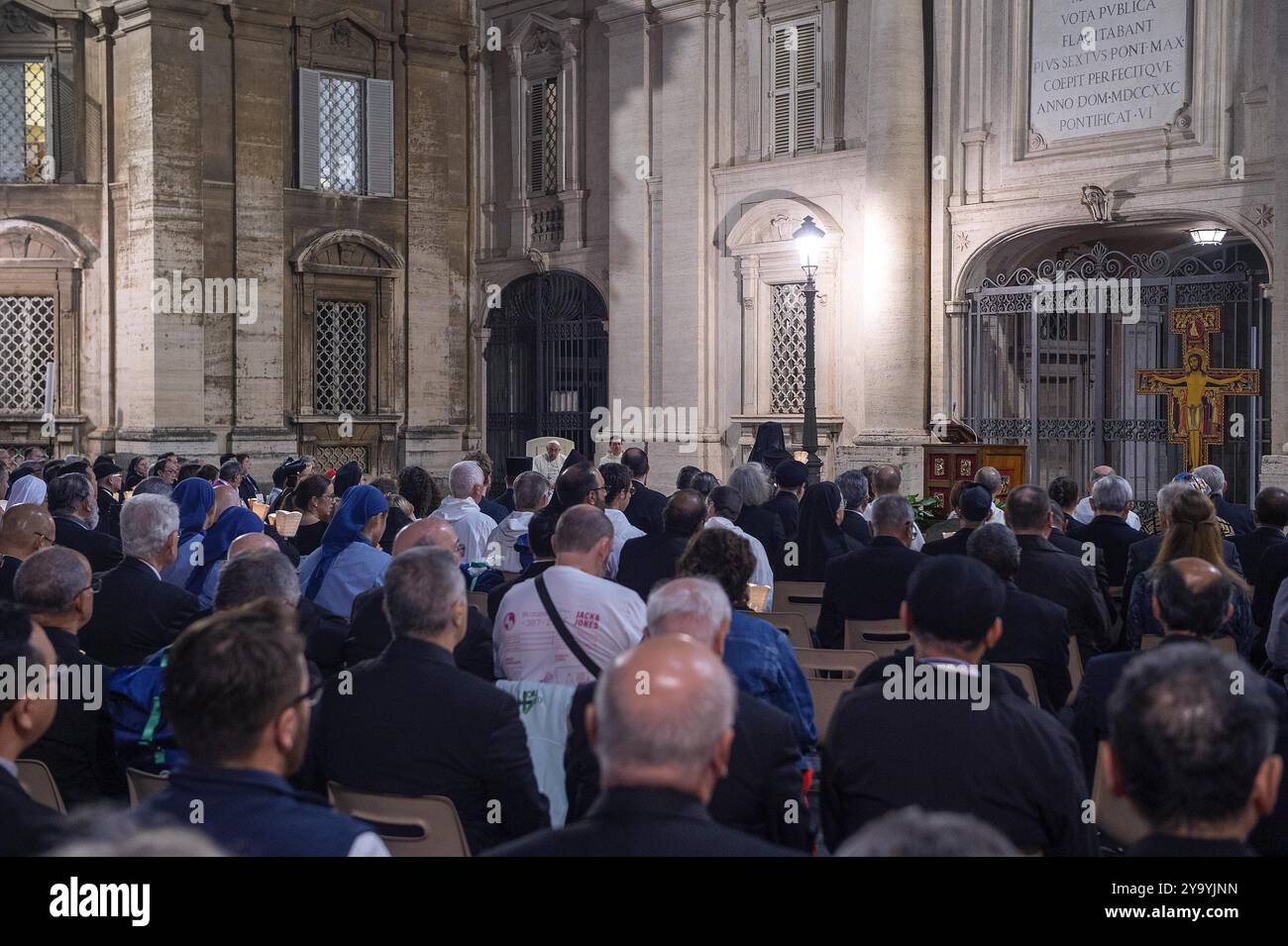 **NO LIBRI** Italia, Roma, Vaticano, 2024/10/11.Papa Francesco partecipa ad una veglia ecumenica fuori dalla sala Paolo vi, dove si svolge la XVI Assemblea generale del Sinodo dei Vescovi, in Vaticano . Foto dei MEDIA VATICANI/Catholic Press Photo Foto Stock