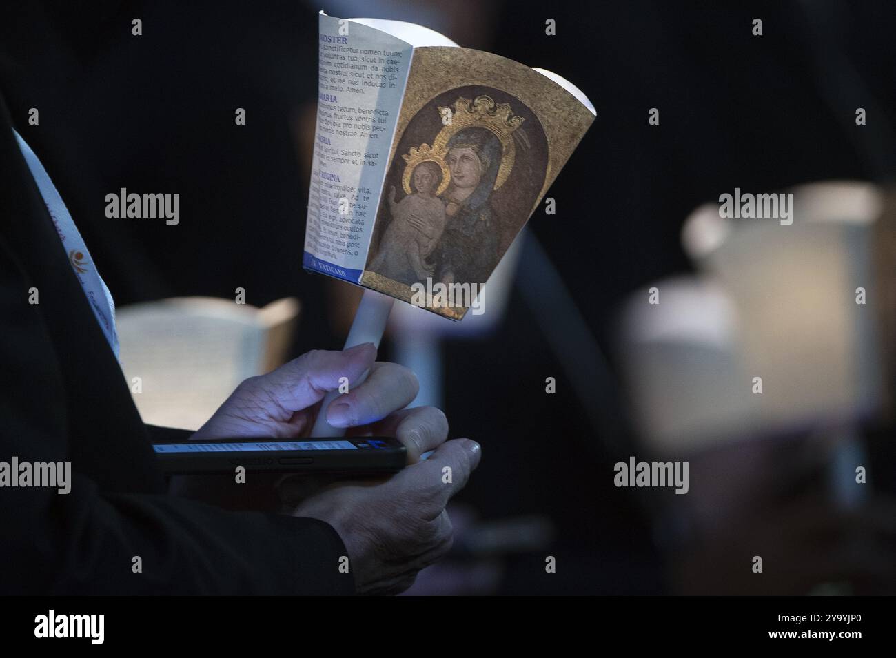 **NO LIBRI** Italia, Roma, Vaticano, 2024/10/11.Papa Francesco partecipa ad una veglia ecumenica fuori dalla sala Paolo vi, dove si svolge la XVI Assemblea generale del Sinodo dei Vescovi, in Vaticano . Foto dei MEDIA VATICANI/Catholic Press Photo Foto Stock