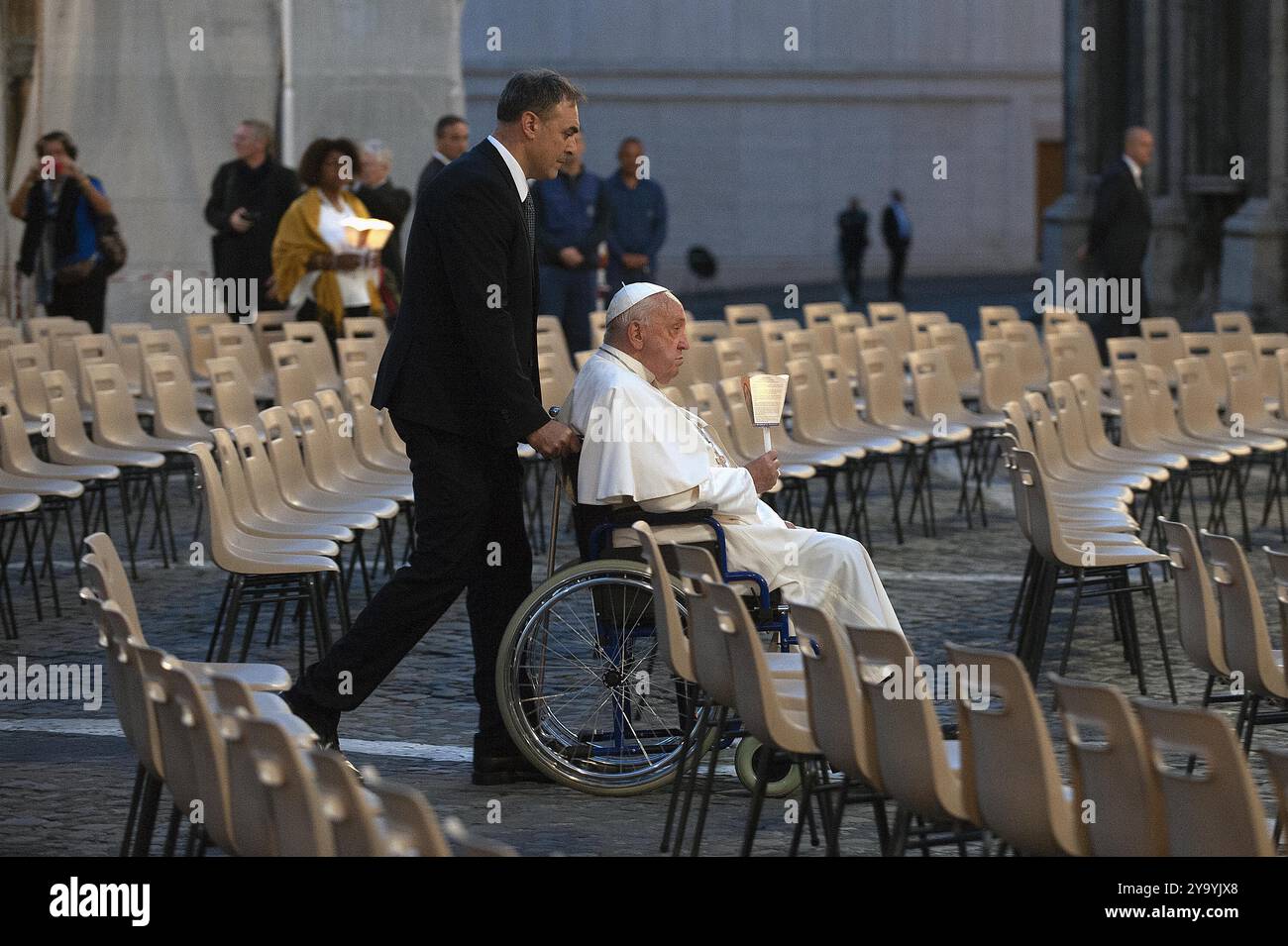 **NO LIBRI** Italia, Roma, Vaticano, 2024/10/11.Papa Francesco partecipa ad una veglia ecumenica fuori dalla sala Paolo vi, dove si svolge la XVI Assemblea generale del Sinodo dei Vescovi, in Vaticano . Foto dei MEDIA VATICANI/Catholic Press Photo Foto Stock