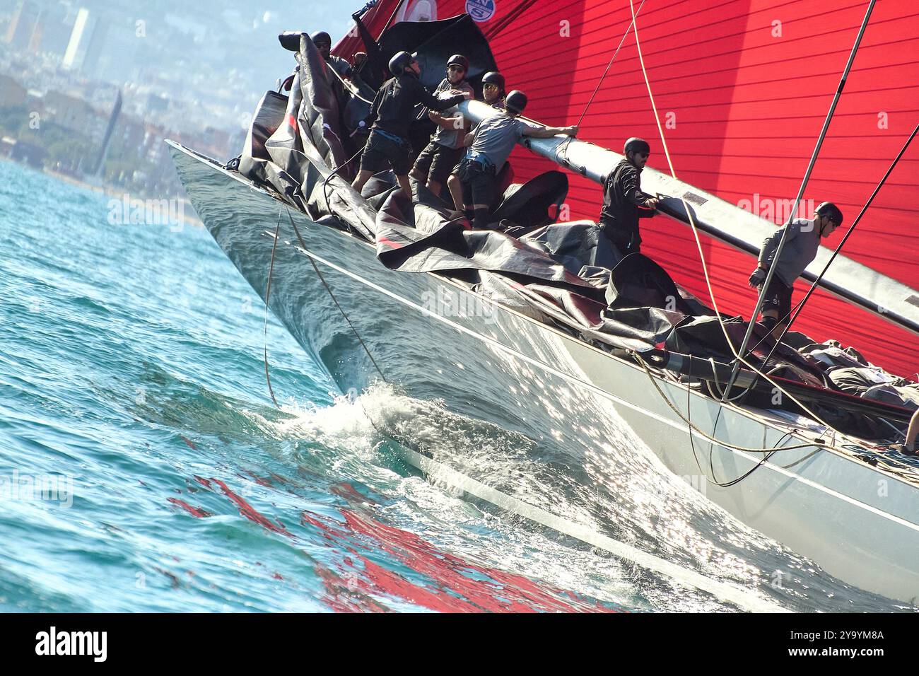 Barcellona, Spagna. 10 ottobre 2024. PPL PHOTO AGENCY - COPYRIGHT RISERVATO 2024 America's Cup - Barcellona, Spagna J-Class Race: Giornata di gare per le regine del mare : Downwind con gennaker battaglia tra SVEA JS-1dopo il paranco del grande gennaker rosso deve gestire l'enorme Genova in carbonio quindi l'equipaggio è molto impegnato a lavorare come insetti, soprattutto quando lo skipper decide di coprire Velsheda K-7 dopo il marchio FOTO CREDITO: © Alexander Panzeri/News PPL Limited Foto Stock