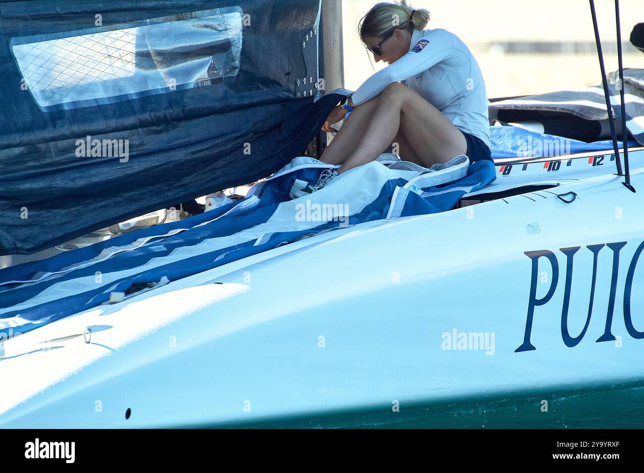 Barcellona, Spagna. 10 ottobre 2024. PPL PHOTO AGENCY - COPYRIGHT RISERVATO 2024 America's Cup - Barcellona, Spagna PWAC Race 5-8 gruppo A: ATHENA Pathway team preparazione per recuperare la gara l'altro giorno: La potenza è dentro i dettagli della messa in scena della vela a doppia ala CREDITO FOTO: © Alexander Panzeri/PPL Credit: PPL Limited/Alamy Live News Foto Stock