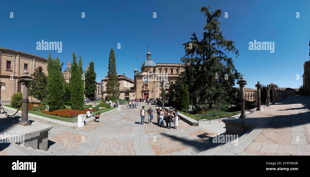 Salamanca, Spagna - 14 settembre 2024: Bella vista panoramica di una strada a Salamanca, Castilla y Leon, Spagna. Foto Stock