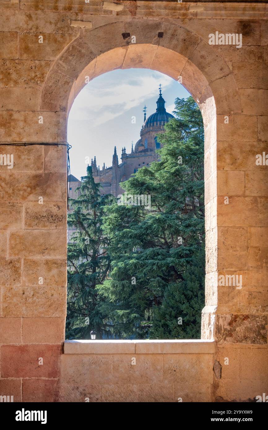 Salamanca, Spagna - 14 settembre 2024: Finestra con vista su Salamanca nel convento di San Esteban, un monastero domenicano in stile plateresco, b Foto Stock