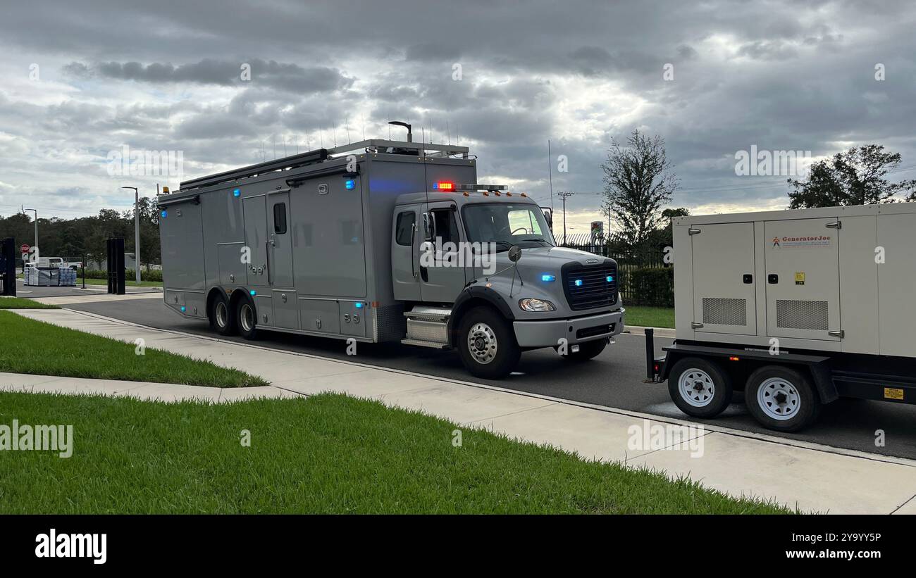 U.S. Customs and Border Protection risponde agli sforzi di recupero dell'uragano Milton dopo a Tampa, Florida, 10 ottobre 2024. Foto Stock