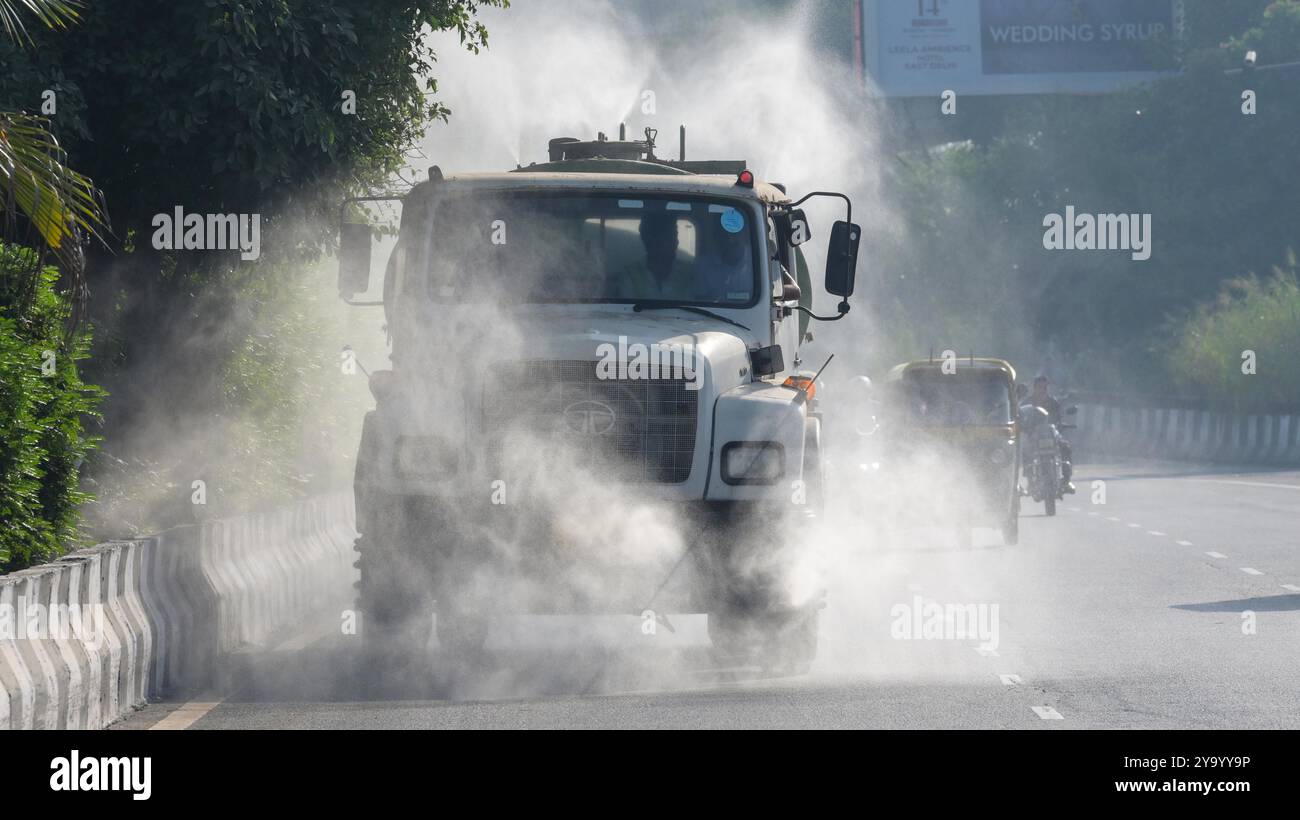 Nuova Delhi, India. 11 ottobre 2024. NUOVA DELHI, INDIA - 11 OTTOBRE: Il camion EDMC spruzza acqua sulla strada per frenare l'inquinamento al mattino, a Viaks Marg vicino a Laxmi Nagar l'11 ottobre 2024 a nuova Delhi, India. (Foto di Raj K Raj/Hindustan Times/Sipa USA) credito: SIPA USA/Alamy Live News Foto Stock