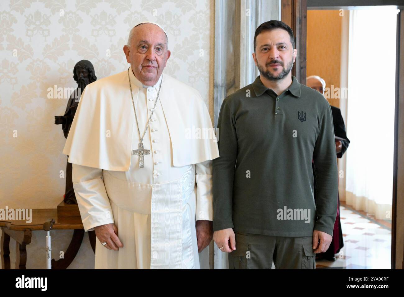 Città del Vaticano, Vaticano. 11 ottobre 2024. Il presidente ucraino Volodymyr Zelenskyy, a destra, sta con Papa Francesco, a sinistra, davanti a un'udienza privata in Vaticano, 11 ottobre 2024, nella città del Vaticano. Crediti: Simone Risoluti/Vatican Media/Alamy Live News Foto Stock