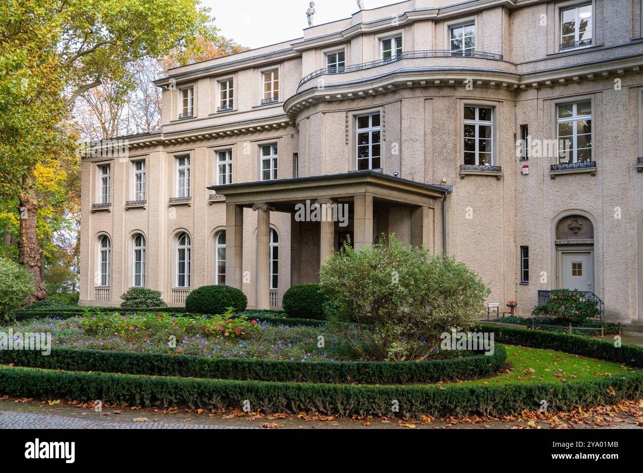 Berlino 2024: Casa del Memoriale della Conferenza di Wannsee e sito educativo. Qui è dove l'Olocausto degli ebrei è stato organizzato nel 1942. Oggi lo è Foto Stock