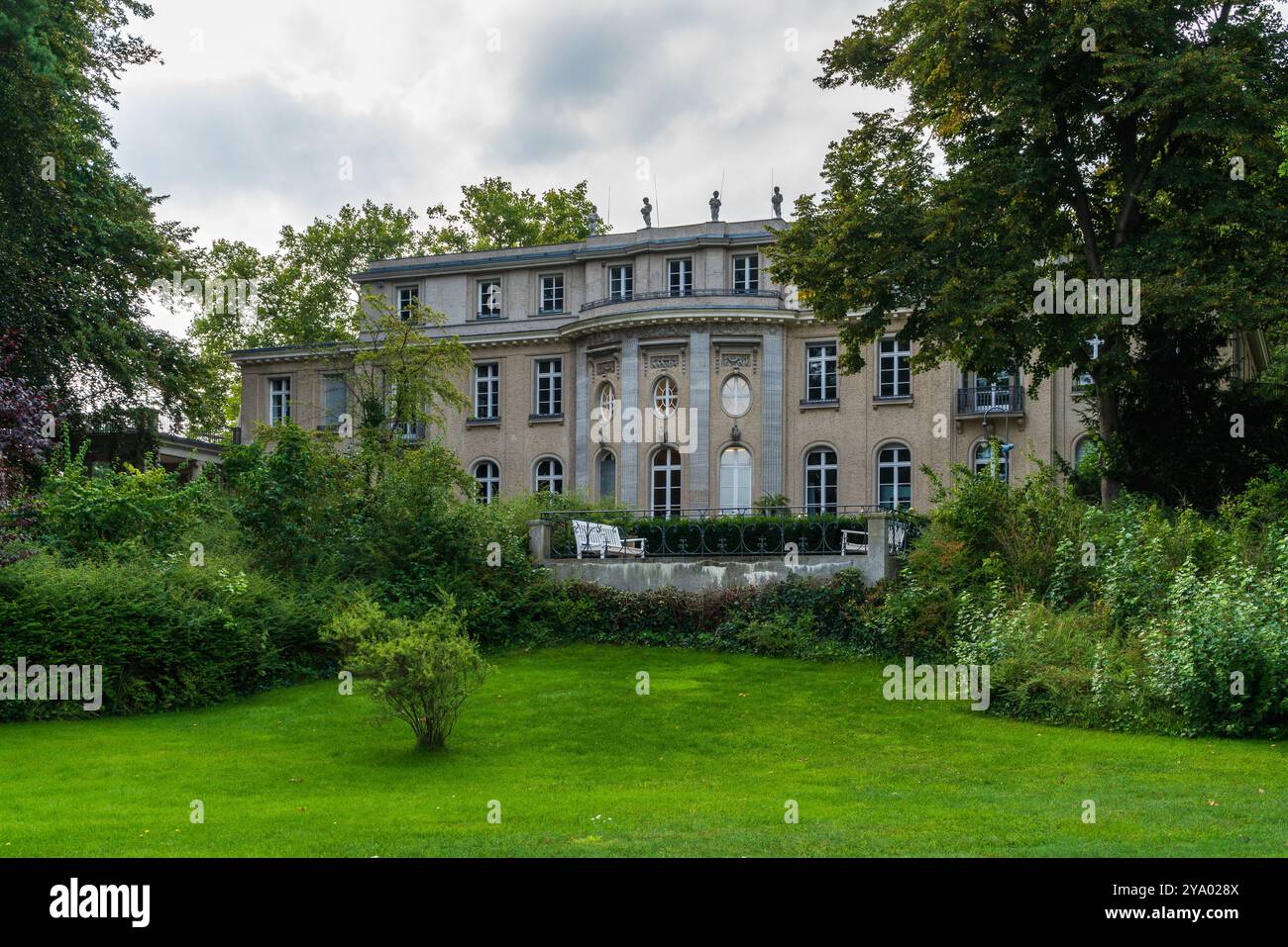 Berlino 2024: Casa del Memoriale della Conferenza di Wannsee e sito educativo. Qui è dove l'Olocausto degli ebrei è stato organizzato nel 1942. Oggi lo è Foto Stock