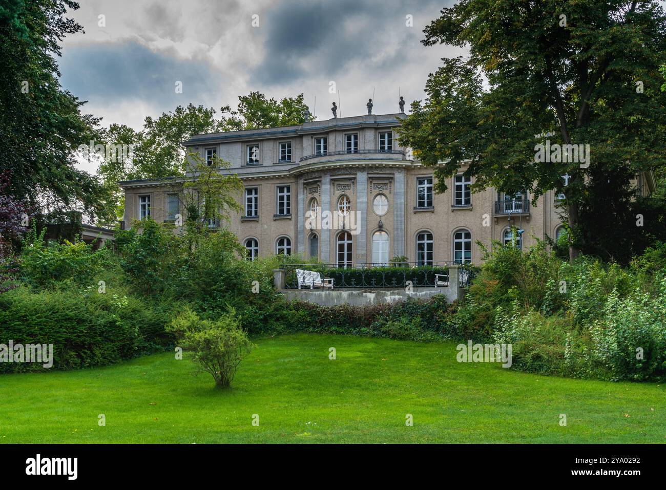 Berlino 2024: Casa del Memoriale della Conferenza di Wannsee e sito educativo. Qui è dove l'Olocausto degli ebrei è stato organizzato nel 1942. Oggi lo è Foto Stock