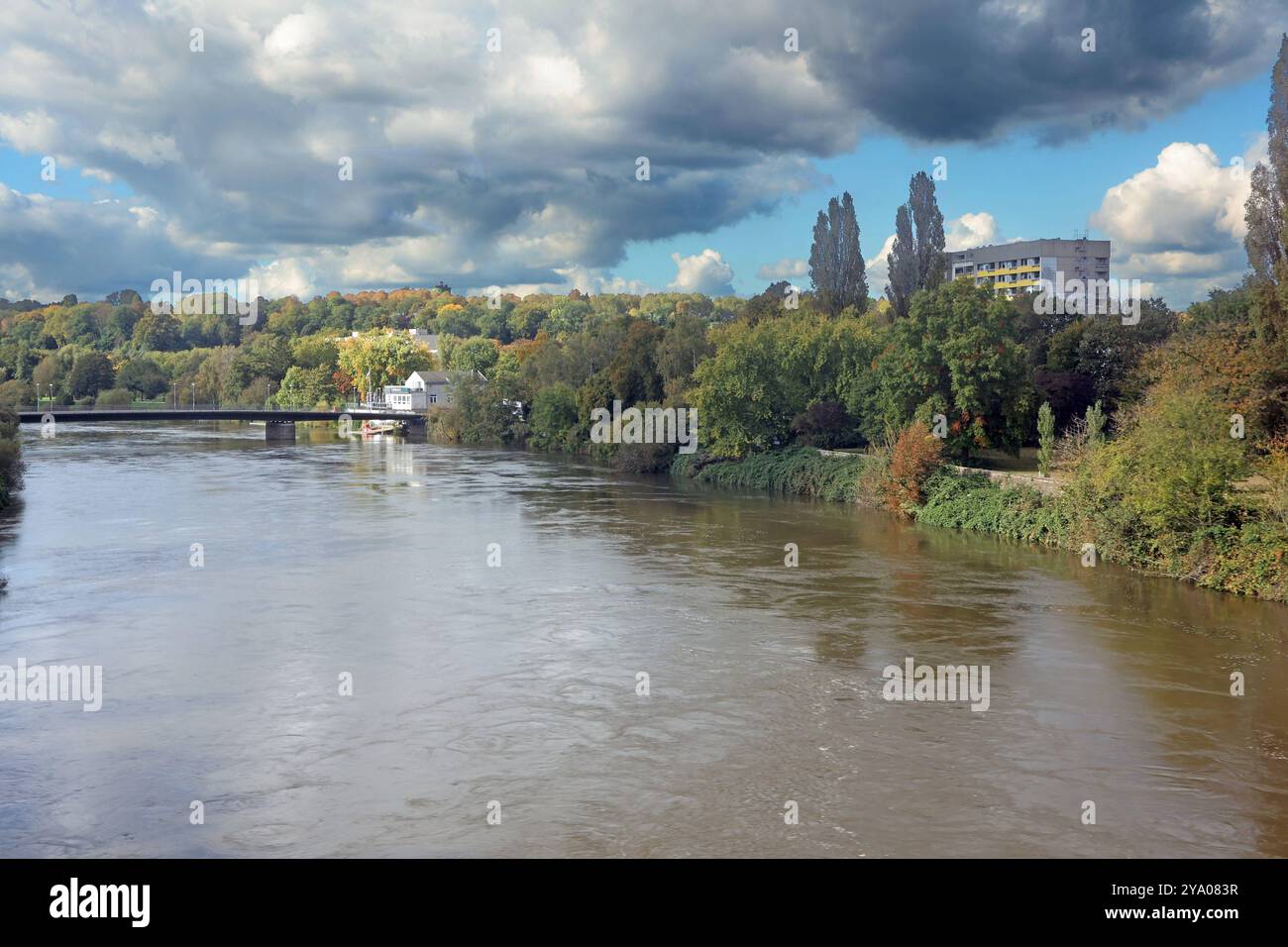 Blick auf die herbstliche Ruhr Blick von der Kurt-Schumacher-Brücke über die Ruhr zwischen den Essener Ortsteilen Überruhr und Steele, die im üppigen Grün bei herrlichen Herbstwetter zu sehen ist. Essen Nordrhein-Westfalen Deutschland Ruhr *** Vista della Ruhr autunnale dal ponte Kurt Schumacher sulla Ruhr tra i distretti Essen di Überruhr e Steele, che può essere vista nel verde lussureggiante nel bel tempo autunnale Essen Renania settentrionale-Vestfalia Germania Ruhr Foto Stock