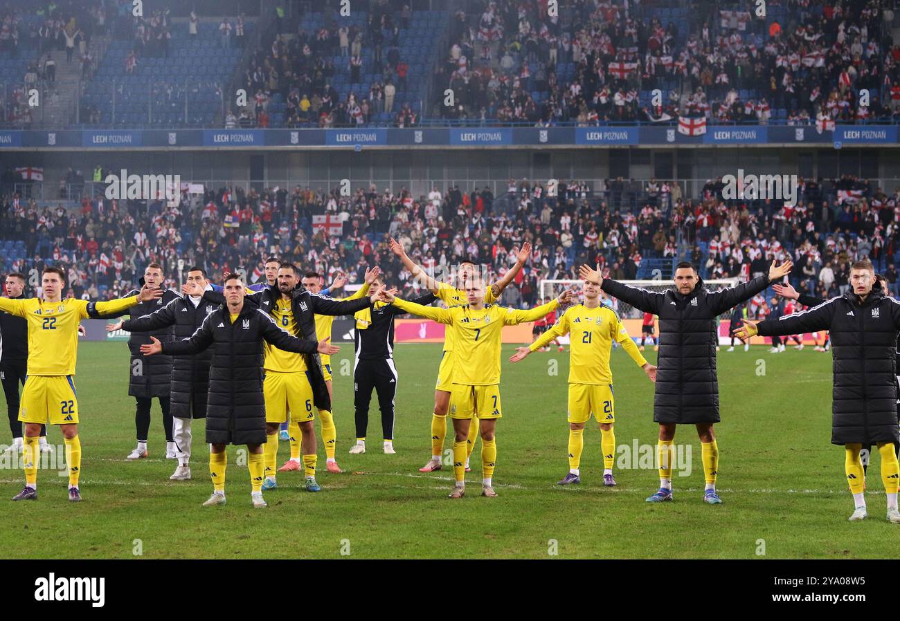 Poznan, Polonia. 11 ottobre 2024. I giocatori ucraini ringraziano i tifosi dopo la partita della UEFA Nations League Ucraina contro Georgia allo stadio Poznan di Poznan, Polonia. Crediti: Oleksandr Prykhodko/Alamy Live News Foto Stock