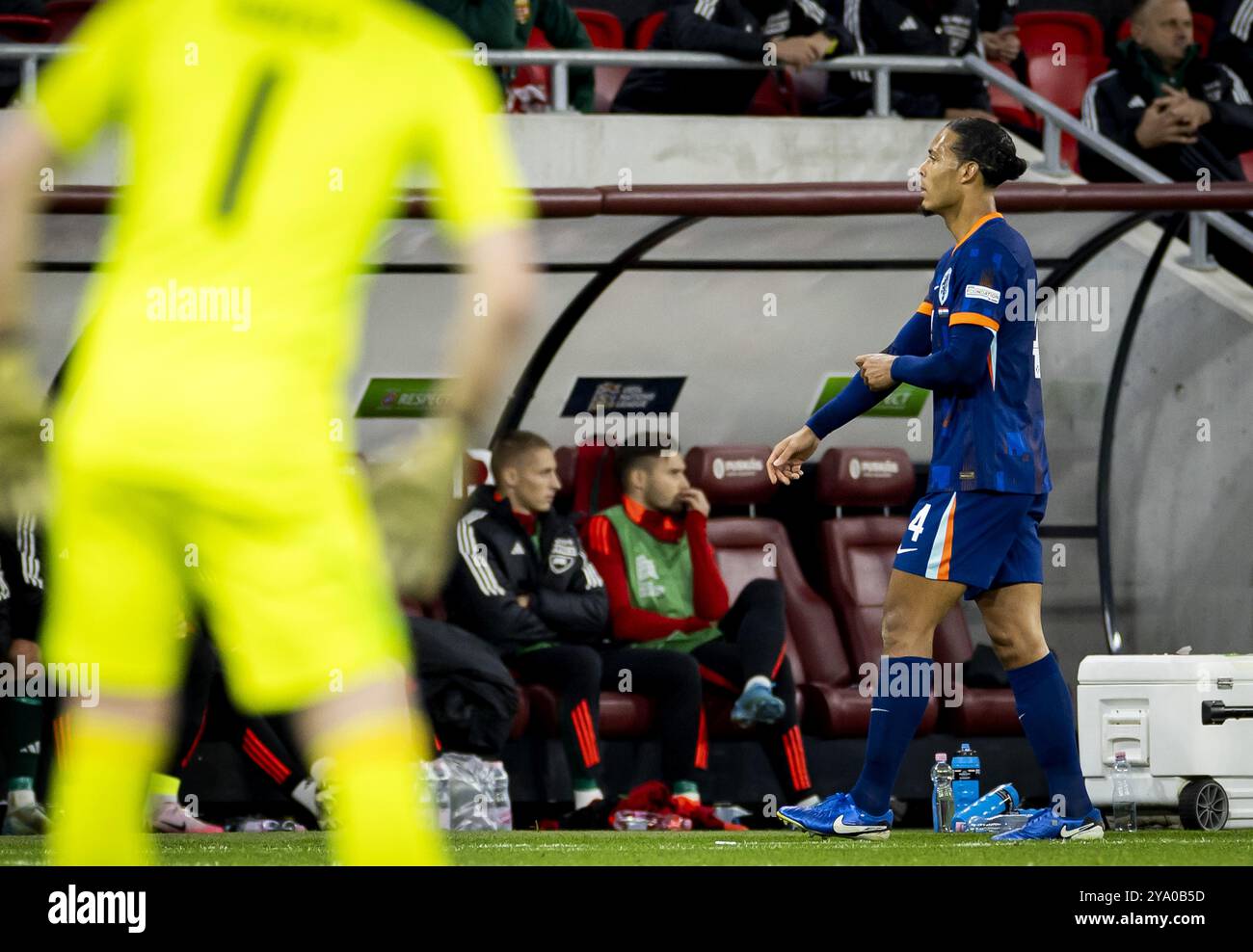 BOEDAPEST - Virgil van Dijk dell'Olanda lascia il campo di fronte al rosso durante la partita di UEFA Nations League tra Ungheria e Paesi Bassi alla Puskas Arena l'11 ottobre 2024 a Budapest, Ungheria. ANP KOEN VAN WEEL netherlands Out - belgio Out Foto Stock