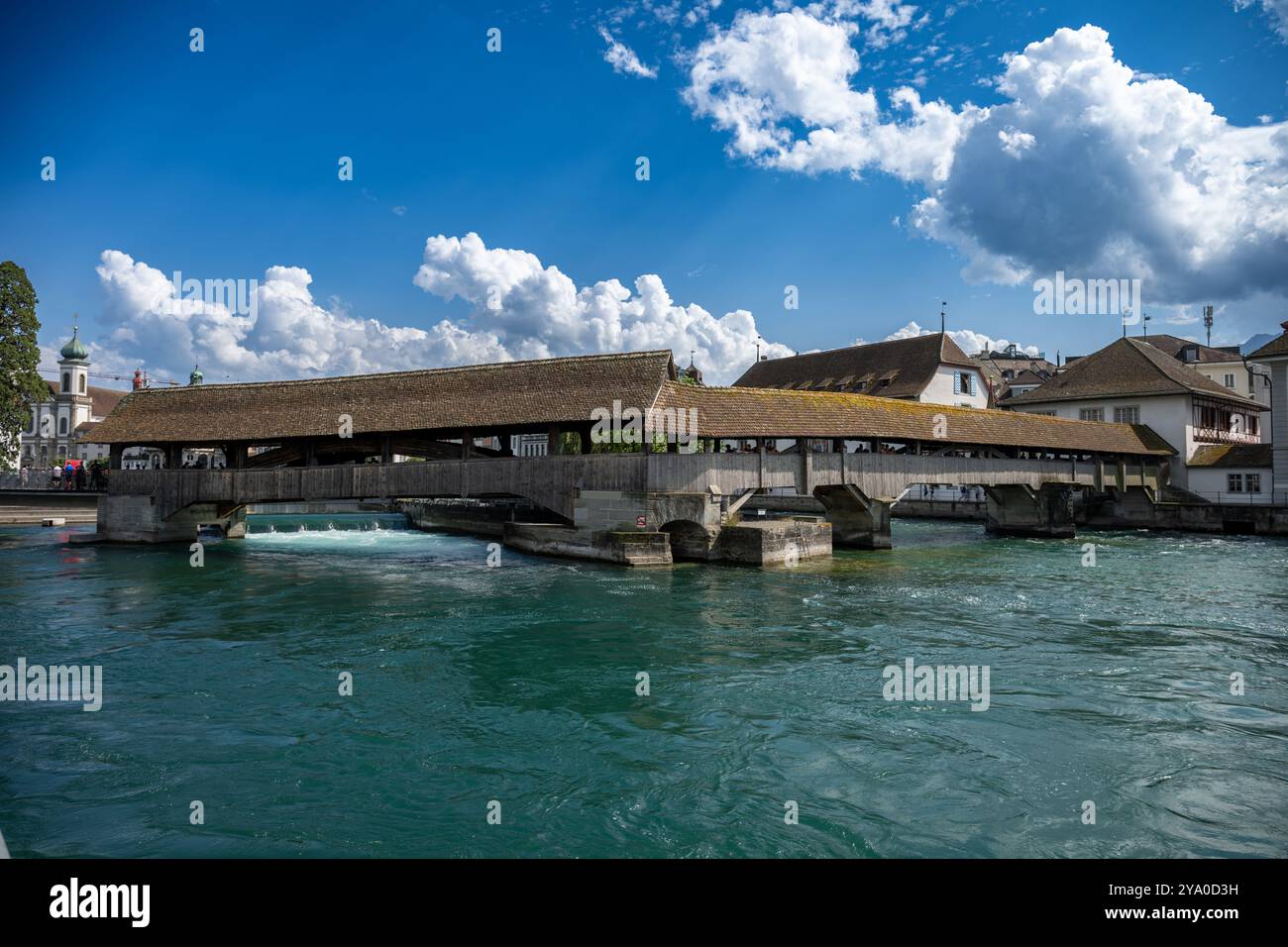 LUCERNA, SVIZZERA - 2 agosto 2024: Ponte della Cappella famoso luogo sul lago Lucerna con vista sulle montagne innevate Foto Stock