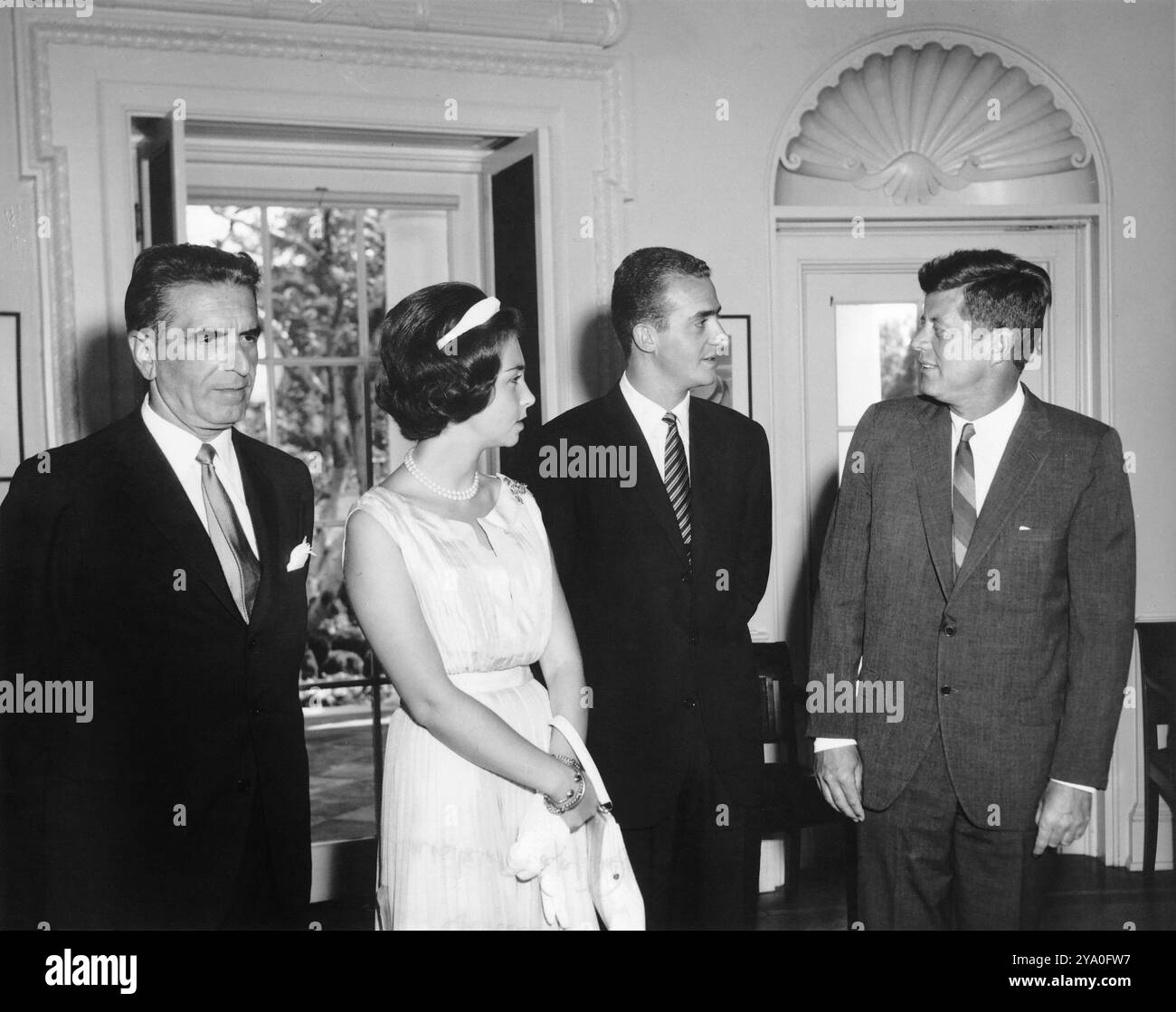 Il presidente degli Stati Uniti John F. Kennedy incontra il principe Juan Carlos di Spagna (secondo da destra) e sua moglie, la principessa Sofia di Grecia; Ambasciatore di Spagna, Antonio Garrigues y Díaz-Cañabate, Ufficio ovale, Casa Bianca, Washington, D.C., USA, Abbie Rowe, White House Photographs, 30 agosto 1962 Foto Stock