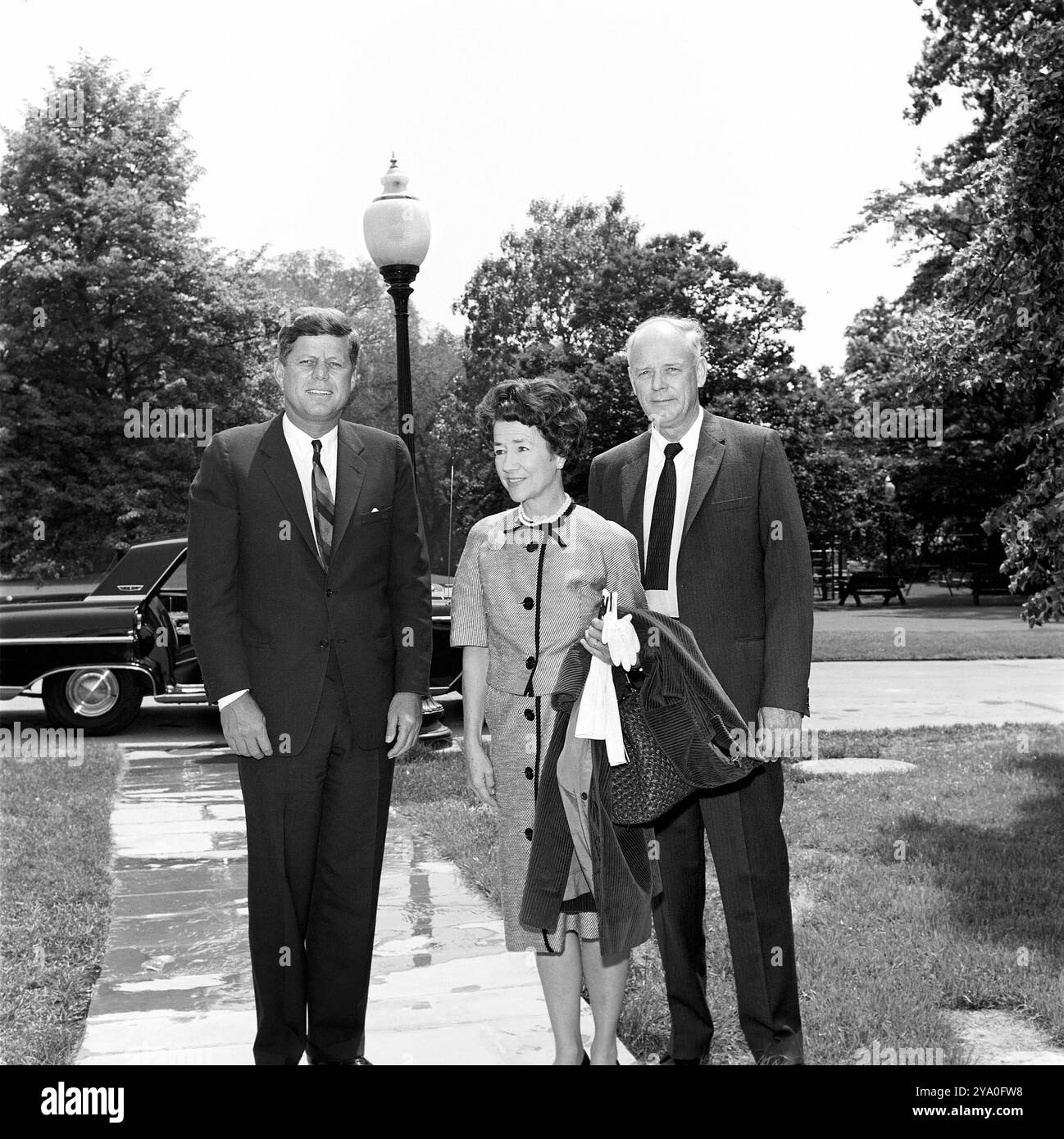 Il presidente degli Stati Uniti John F. Kennedy in visita con l'aviatore Charles A. Lindbergh e sua moglie Anne Morrow Lindbergh, sul passaggio pedonale dall'ufficio ovale a South Lawn, Casa Bianca, Washington, D.C., Stati Uniti, Robert Knudsen, White House Photographs, 11 maggio 1962 Foto Stock