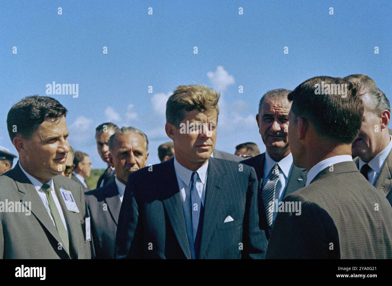 Il presidente degli Stati Uniti John F. Kennedy in visita con il comandante astronauta Walter M. Schirra (torna alla telecamera), con il vicepresidente degli Stati Uniti Lyndon Johnson in background, durante il tour del Mercury-Atlas Launch Complex, Cape Canaveral Air Force Station, Cape Canaveral, Florida, USA, Cecil Stoughton, White House Photographs, 11 settembre 1962 Foto Stock