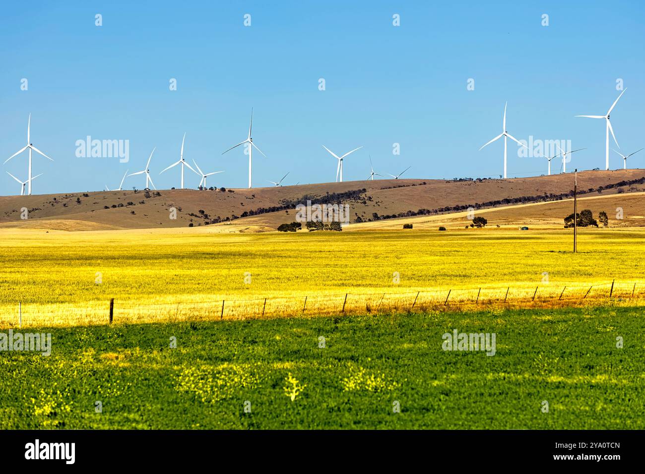 Terreni agricoli e generatori eolici lungo le Barunga e Hummocks Ranges, Australia meridionale Foto Stock