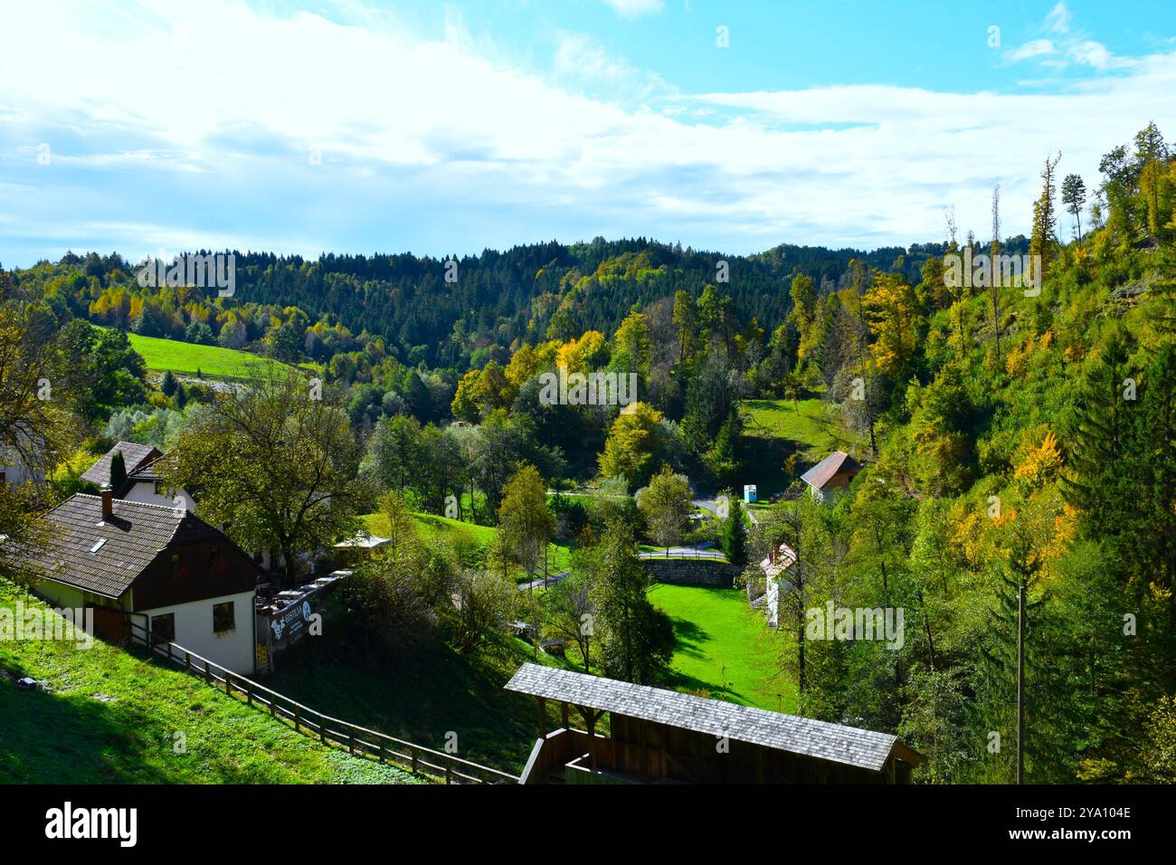 Prati e foreste a Predjama Vilage a Notranjska, Slovenia Foto Stock