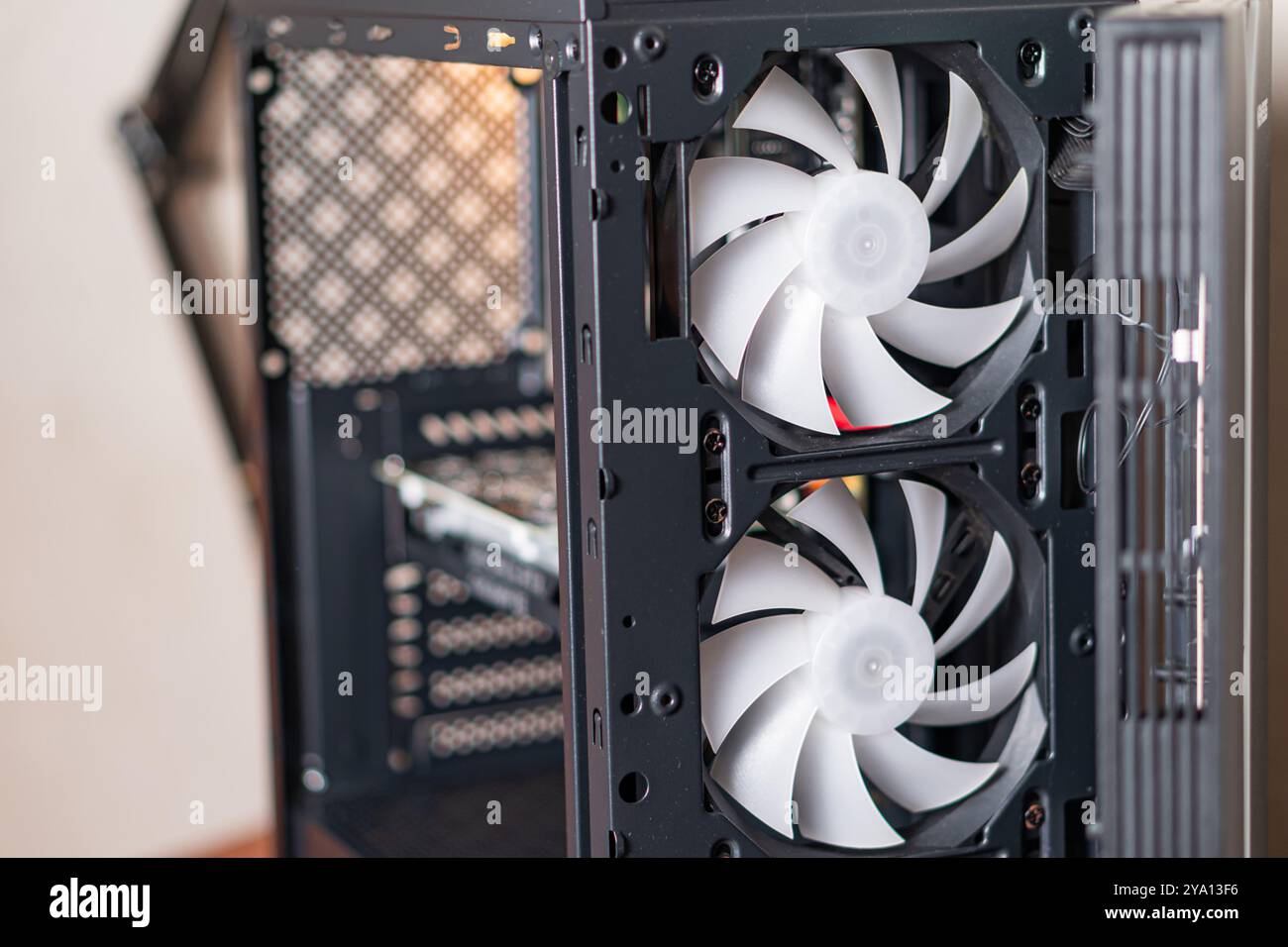 Primo piano di un case per computer dotato di due grandi ventole di raffreddamento. Le ventole sono dotate di lame bianche e sono posizionate verticalmente all'interno del contenitore. L'interno o Foto Stock