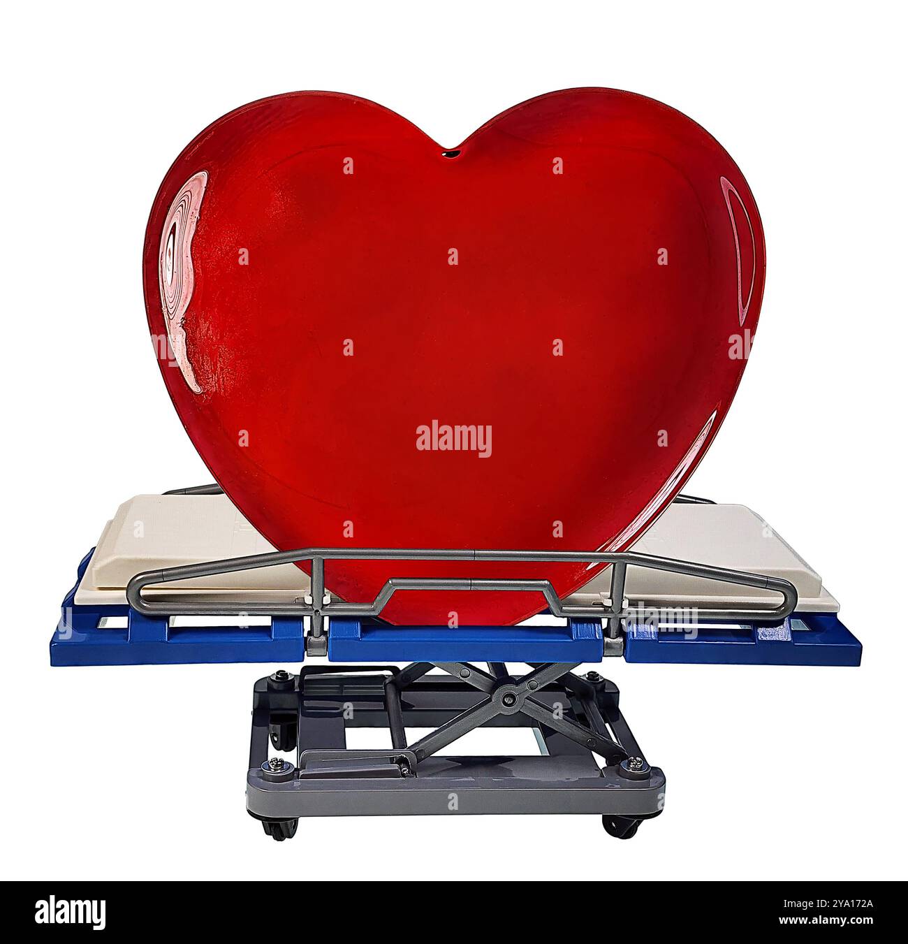 Cuore rosso in un letto di ospedale per il trasporto e il trattamento dei pazienti Foto Stock