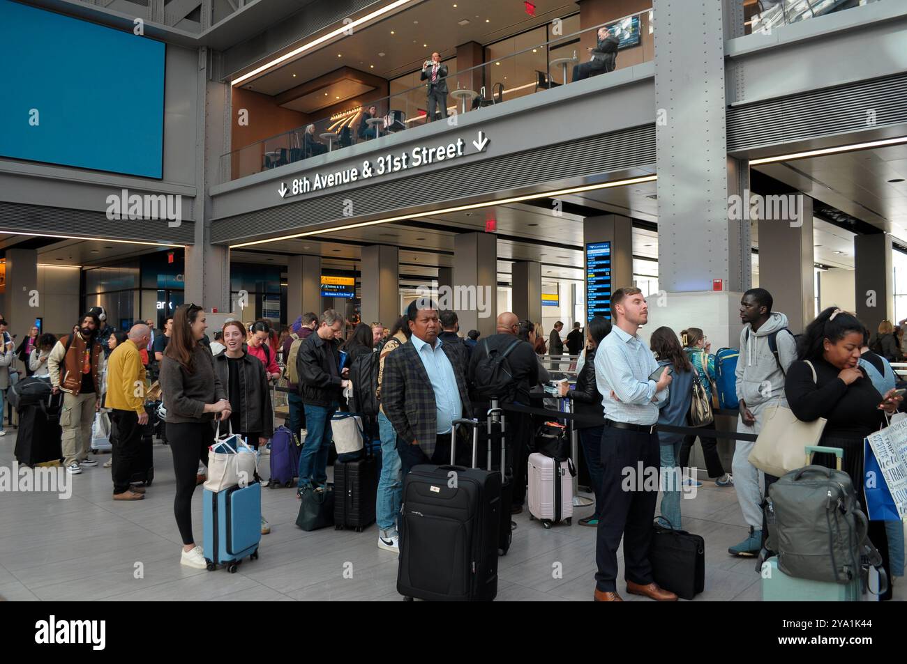 New York, Stati Uniti. 10 ottobre 2024. La gente aspetta in linea nella Moynihan Train Hall a Manhattan, New York. Credito: SOPA Images Limited/Alamy Live News Foto Stock