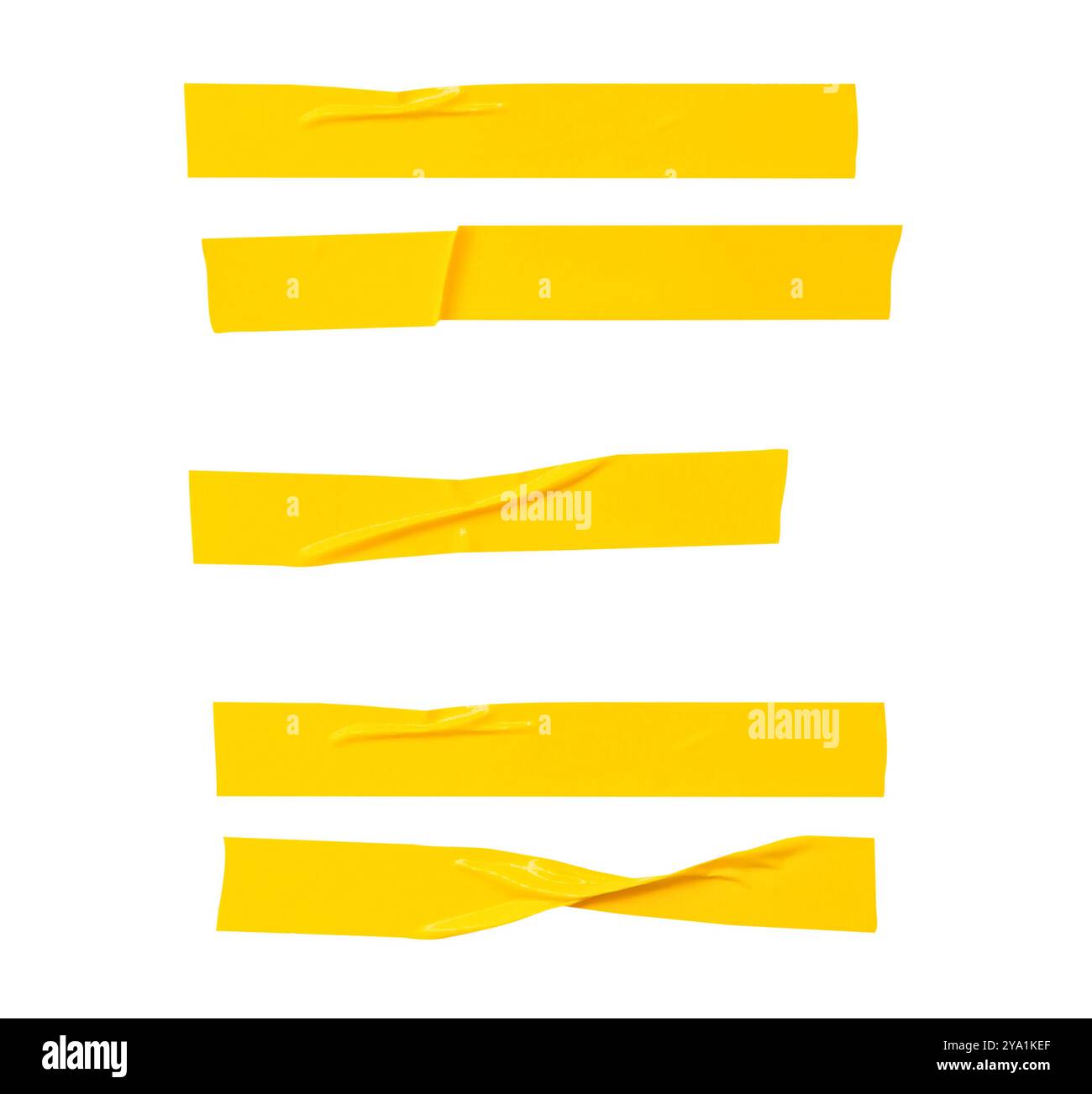 Il set per la vista dall'alto di nastro vinilico adesivo giallo stropicciato o stropicciato o nastro in tessuto a strisce è isolato su sfondo bianco con percorso di ritaglio. Foto Stock