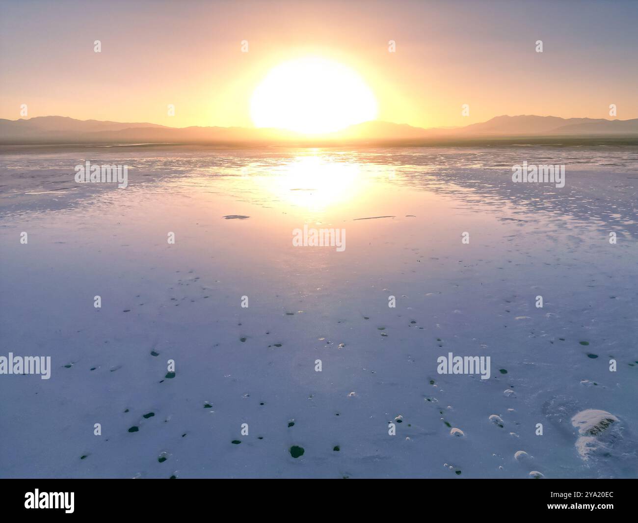 Paesaggio del lago salato di Chaka con cielo blu e montagna innevata nel nord-ovest della Cina durante il tramonto preso da un drone Foto Stock