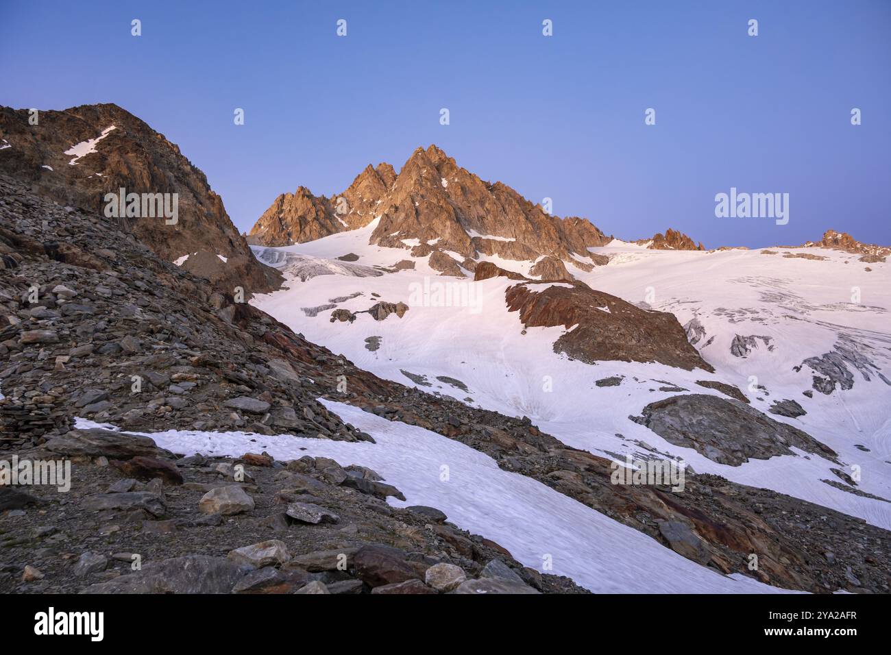 Vetta rocciosa, vetta dell'Aiguille de Tour al tramonto, Chamonix, alta Savoia, Francia, Europa Foto Stock