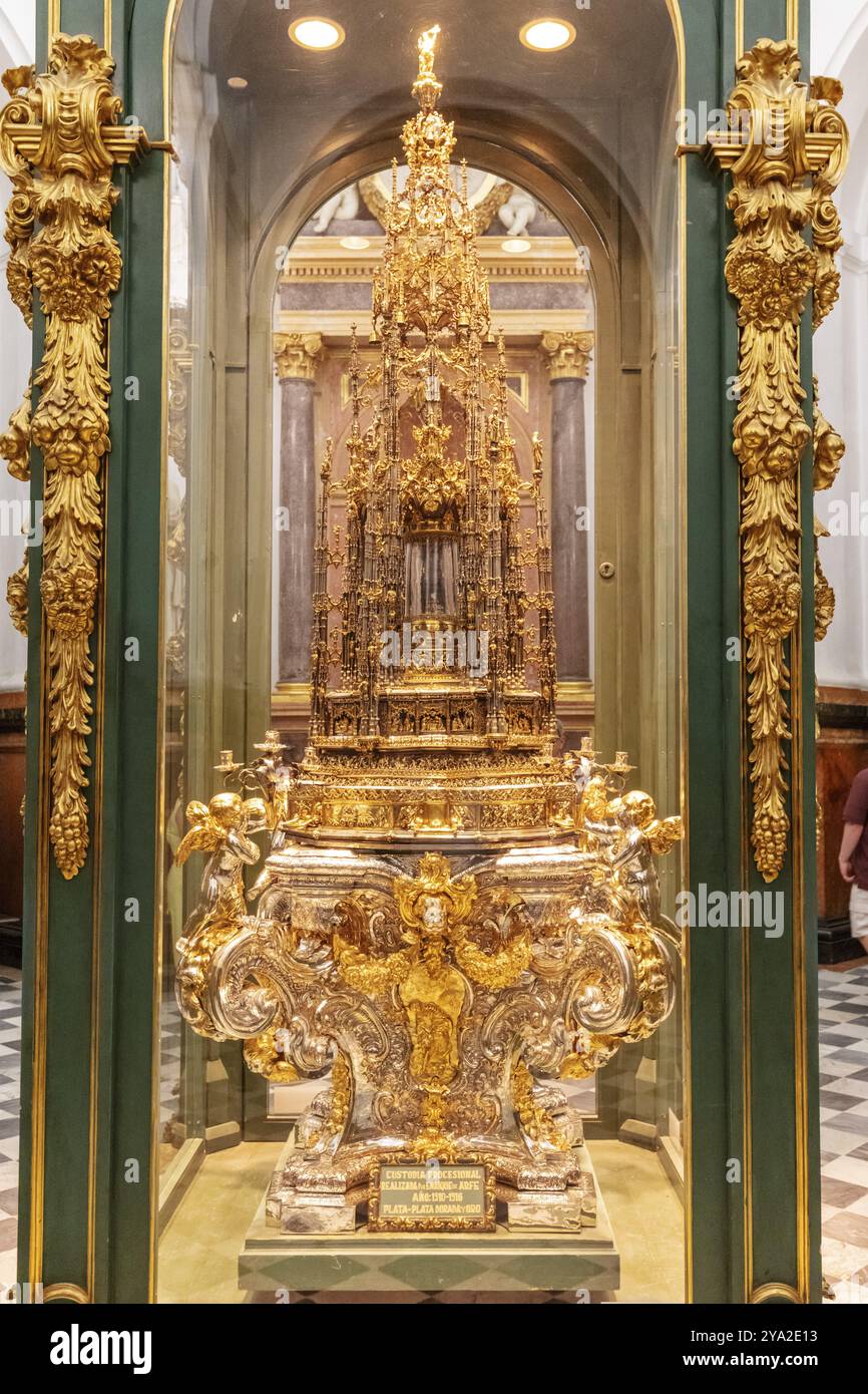 Magnifico reliquiario dorato dietro vetro, riccamente decorato e dettagliato, Cordova Foto Stock