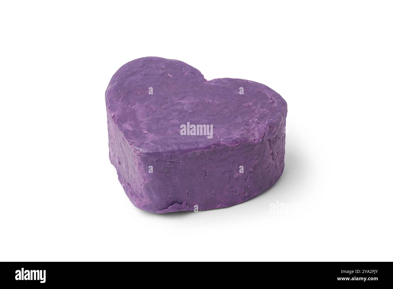 sapone a forma di cuore fatto in casa con superficie ruvida spaccata asciutta sfondo bianco isolato, utilizzato come regalo per il giorno delle valentine o per anniversari di colore viola Foto Stock