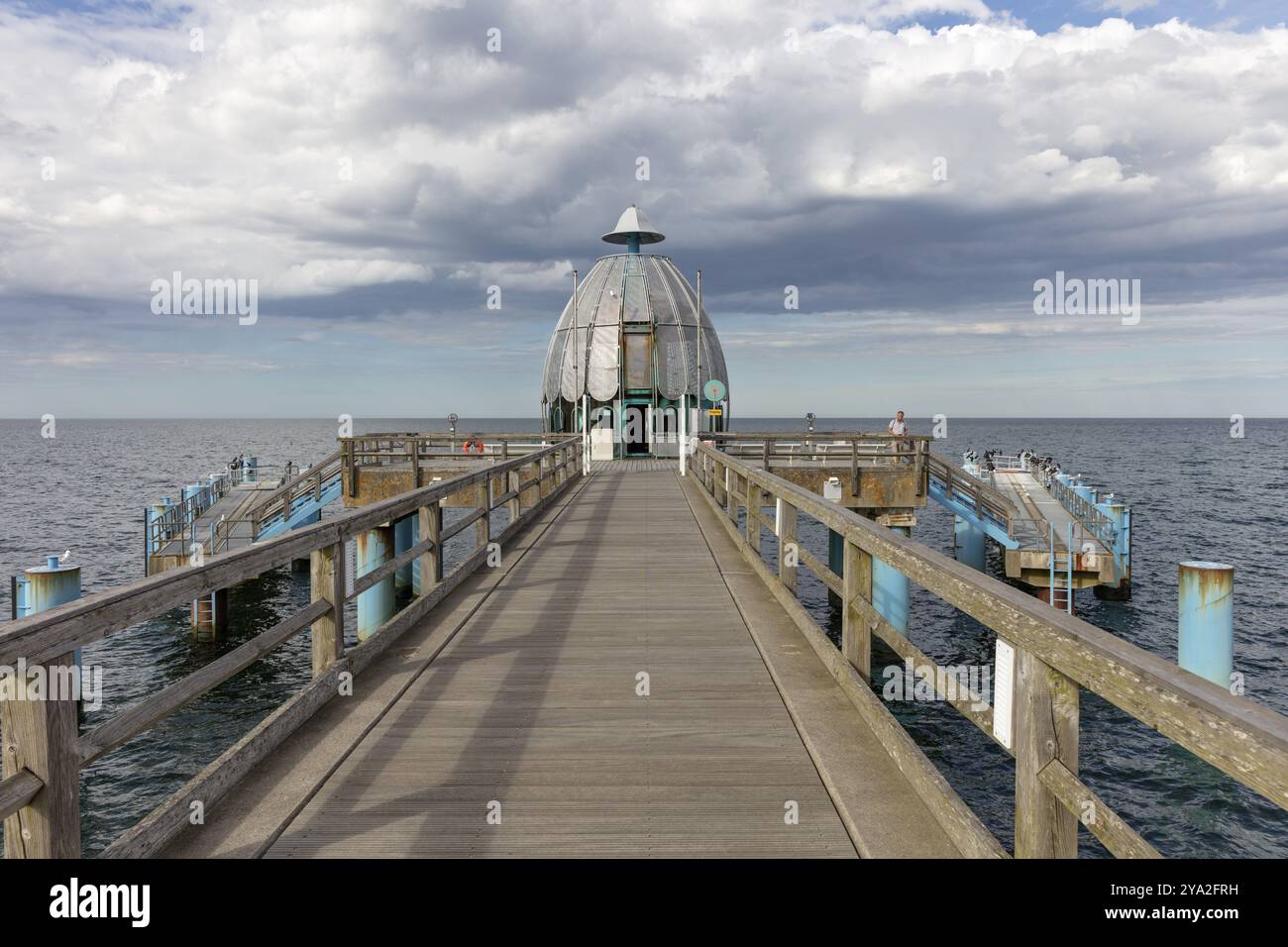 Molo con padiglione rotondo sotto un cielo nuvoloso sul mare, Ruegen Foto Stock