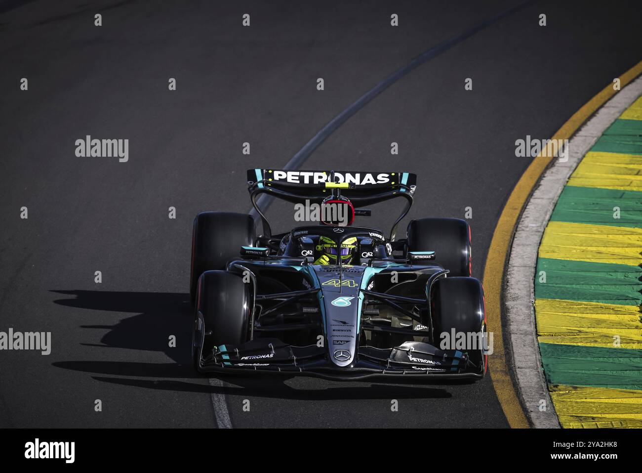 MELBOURNE, AUSTRALIA, 23 MARZO: Lewis Hamilton, Gran Bretagna, guida la Mercedes AMG Petronas F1 Team W15 durante le qualifiche dell'Australia 2024 Foto Stock