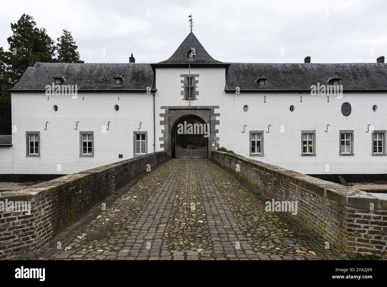 Geulle, Limburgo, Paesi Bassi, 04 06 2022 - ingresso e facciata del castello del villaggio, Europa Foto Stock