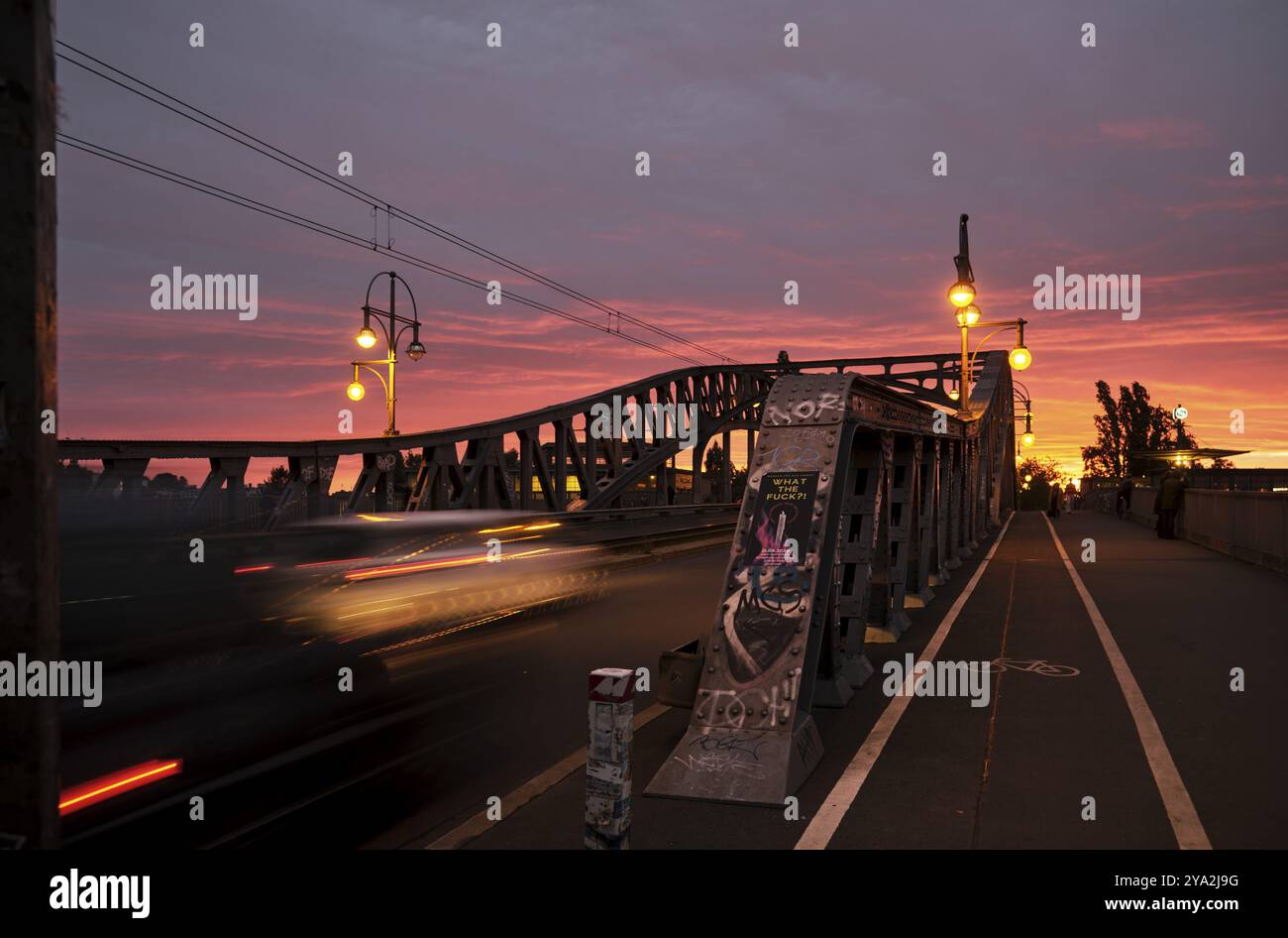 Germania, Berlino, 15.09.2024, Boesebruecke, stazione S-Bahn Bornholmer Strasse, tramonto, Europa Foto Stock