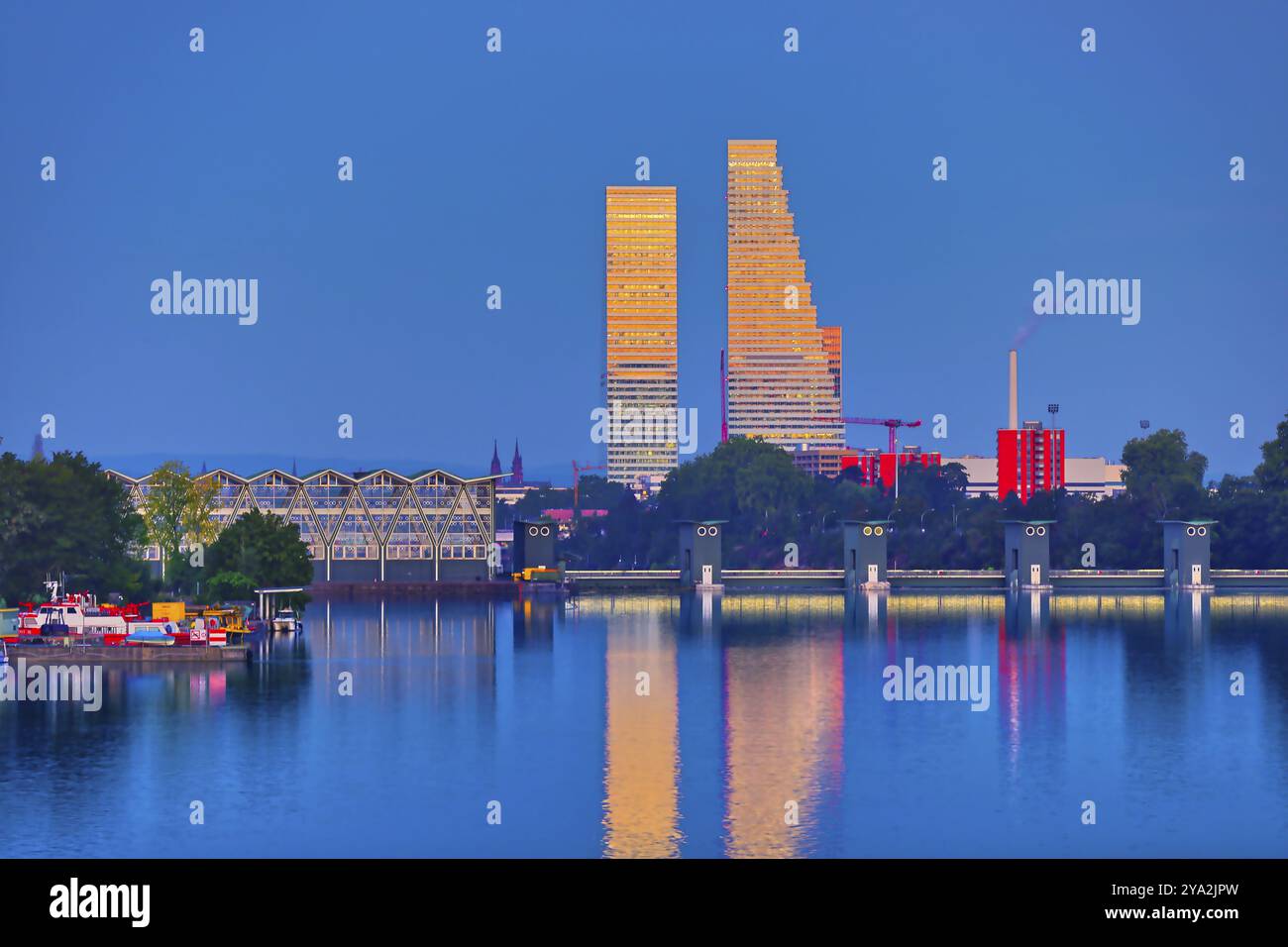 Due moderni grattacieli che si riflettono nelle acque calme al crepuscolo, Roche Towers, Hoffmann- la Roche, l'edificio più alto della Svizzera, Basilea, Canton Baselstad Foto Stock