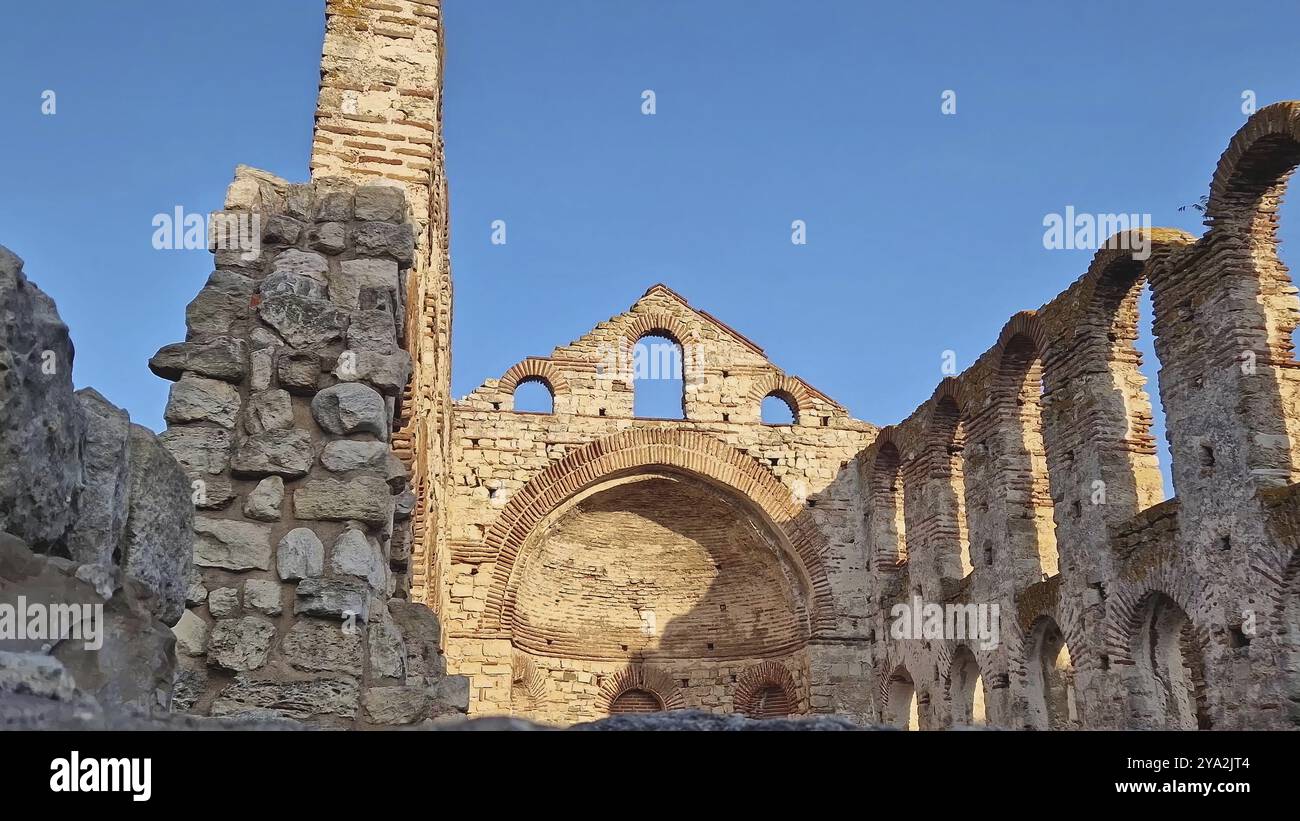 Le rovine della chiesa medievale di Santa Sofia, l'antico vescovado nella città vecchia di Nessebar, patrimonio mondiale dell'UNESCO in Bulgaria, antico insediamento Mesembria Foto Stock