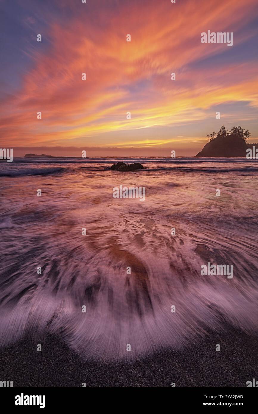 Spiaggia rocciosa e il paesaggio al tramonto, immagine a colori, Giorno Foto Stock