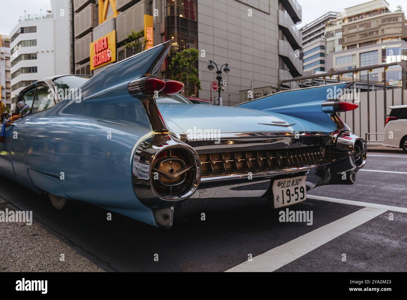 TOKYO, GIAPPONE, 12 MAGGIO 2019, Una classica auto americana vicino a Shibuya Crossing e Tower Records, nel centro di Tokyo, Giappone, Asia Foto Stock