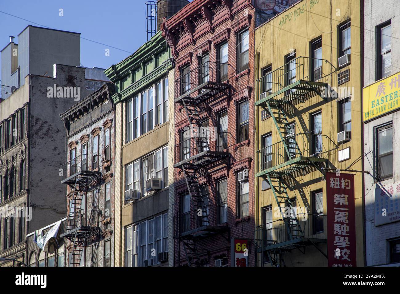 New York, Stati Uniti d'America, Novewmber 17, 2016: Edifici residenziali con tipici fuochi d'incendio nel quartiere Chinatown di Manhattan Foto Stock