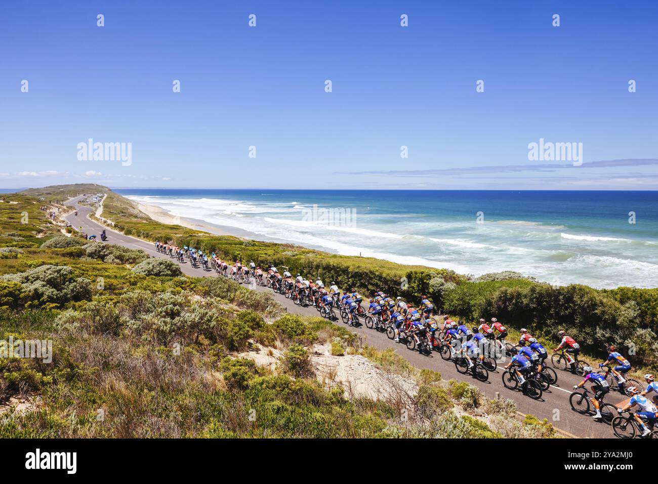 L'idilliaca Thirteenth Beach vicino a Barwon si dirige in una calda giornata estiva a Victoria, Australia, Oceania Foto Stock