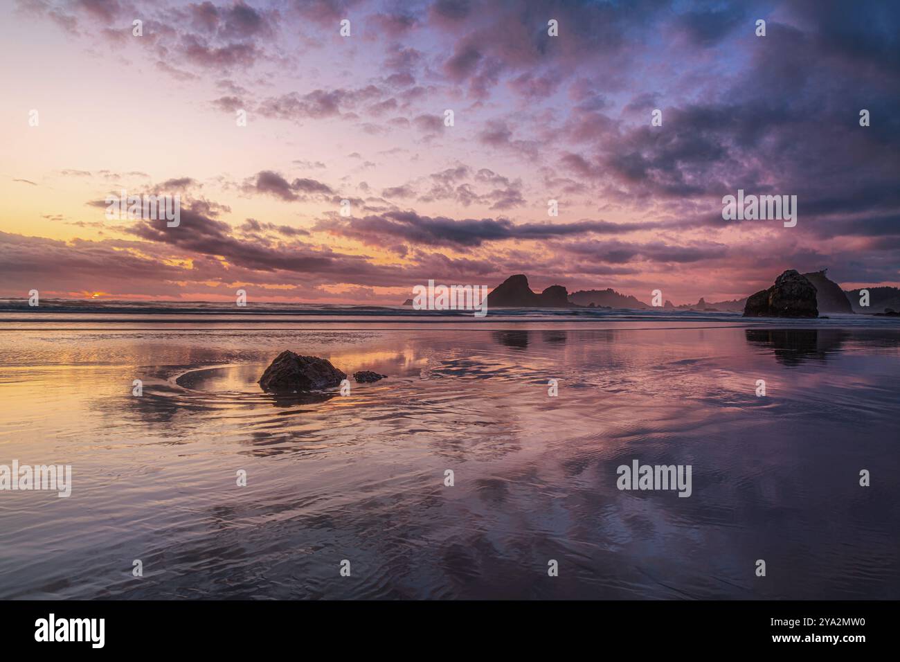 Un suggestivo e colorato paesaggio marino in una spiaggia della California settentrionale Foto Stock