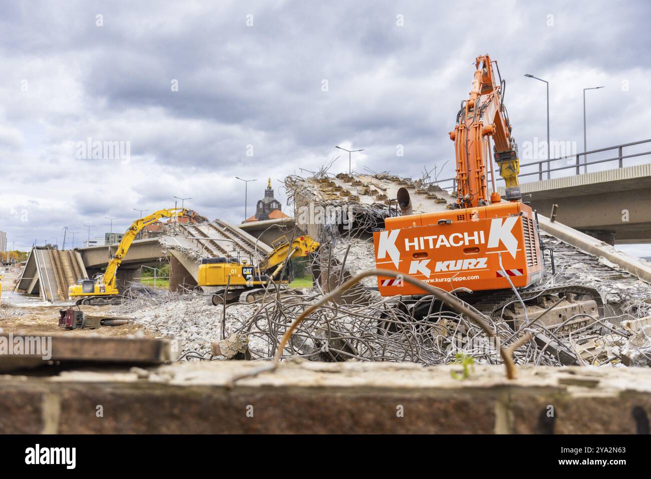 Dopo il crollo di parti del Ponte di Carola, iniziarono i lavori di demolizione sul lato della città Vecchia. Le sezioni del ponte sul lato della città Vecchia sono state smantellate Foto Stock