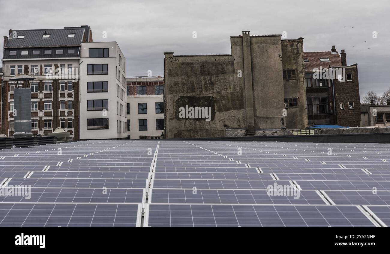 Anderlecht, regione di Bruxelles capitale, Belgio, 12 07 2019 Vista sui tetti, i pannelli solari e il mercato dei mattatoi tratto dal Foodmet Urban far Foto Stock