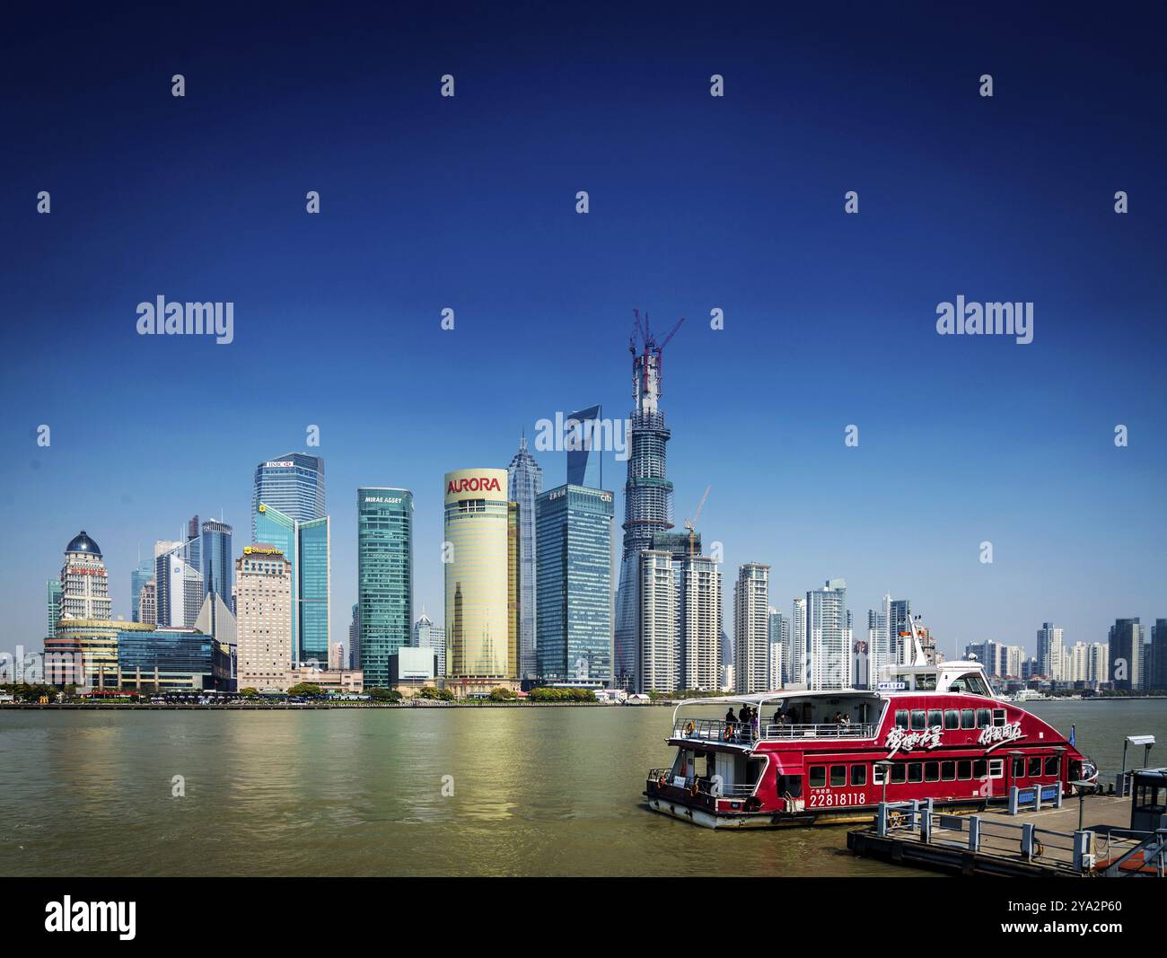 Skyline della città di Shanghai pudong e traghetto sul fiume locale in cina Foto Stock